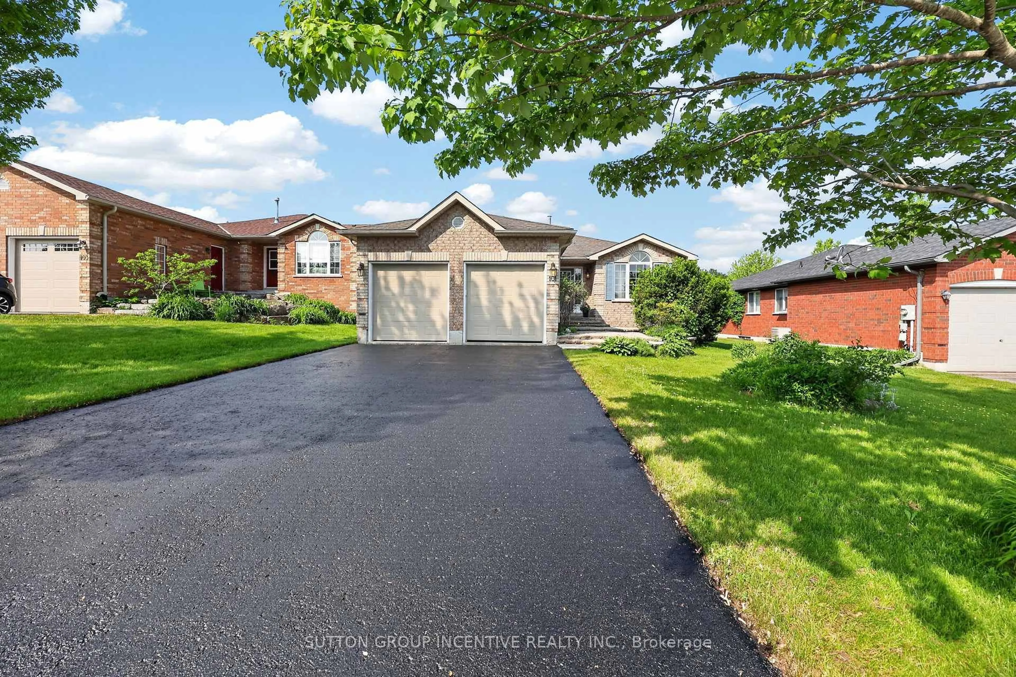 Home with brick exterior material, street for 101 Lion's Gate Blvd, Barrie Ontario L4M 7E5