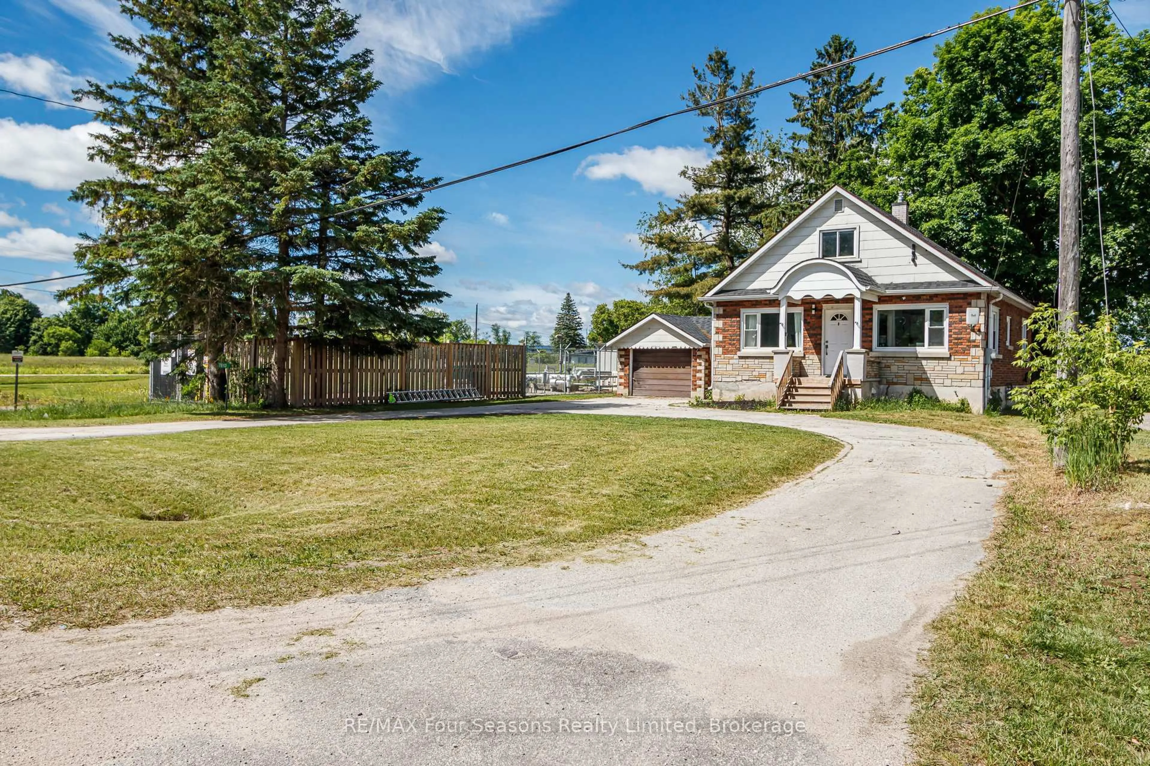 A pic from outside/outdoor area/front of a property/back of a property/a pic from drone, street for 7613 26 Highway, Clearview Ontario L0M 1S0