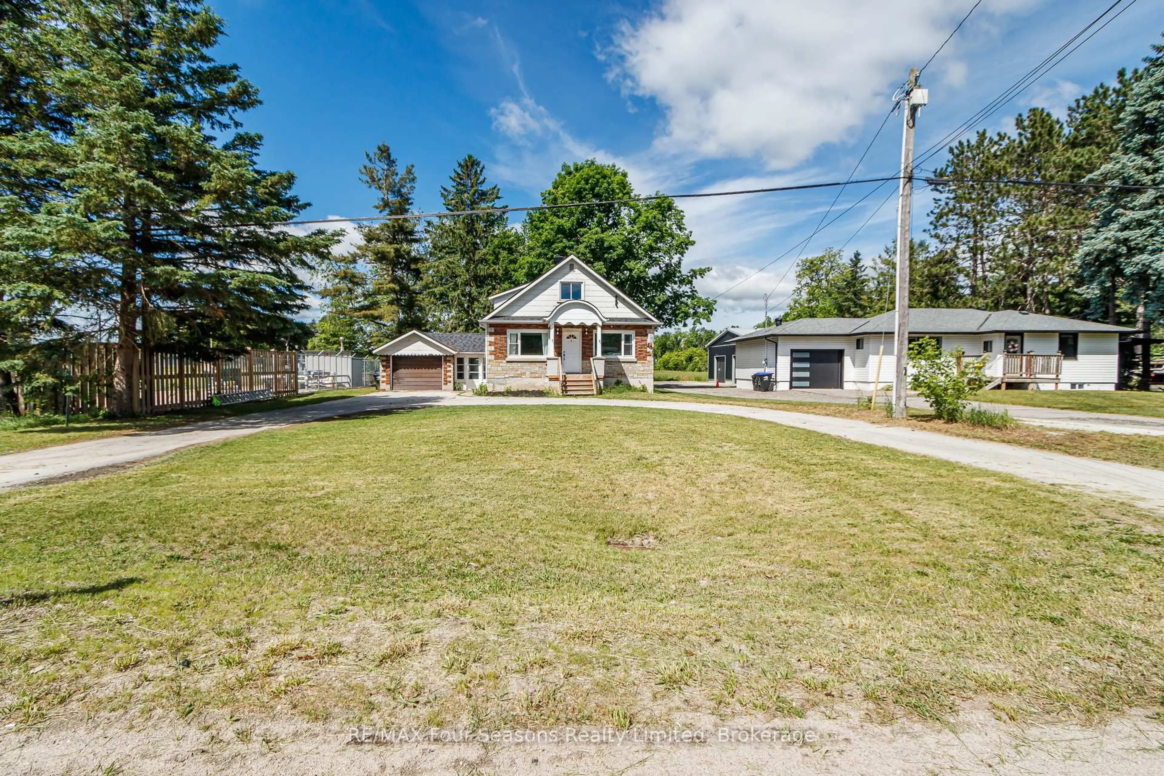 A pic from outside/outdoor area/front of a property/back of a property/a pic from drone, street for 7613 26 Highway, Clearview Ontario L0M 1S0