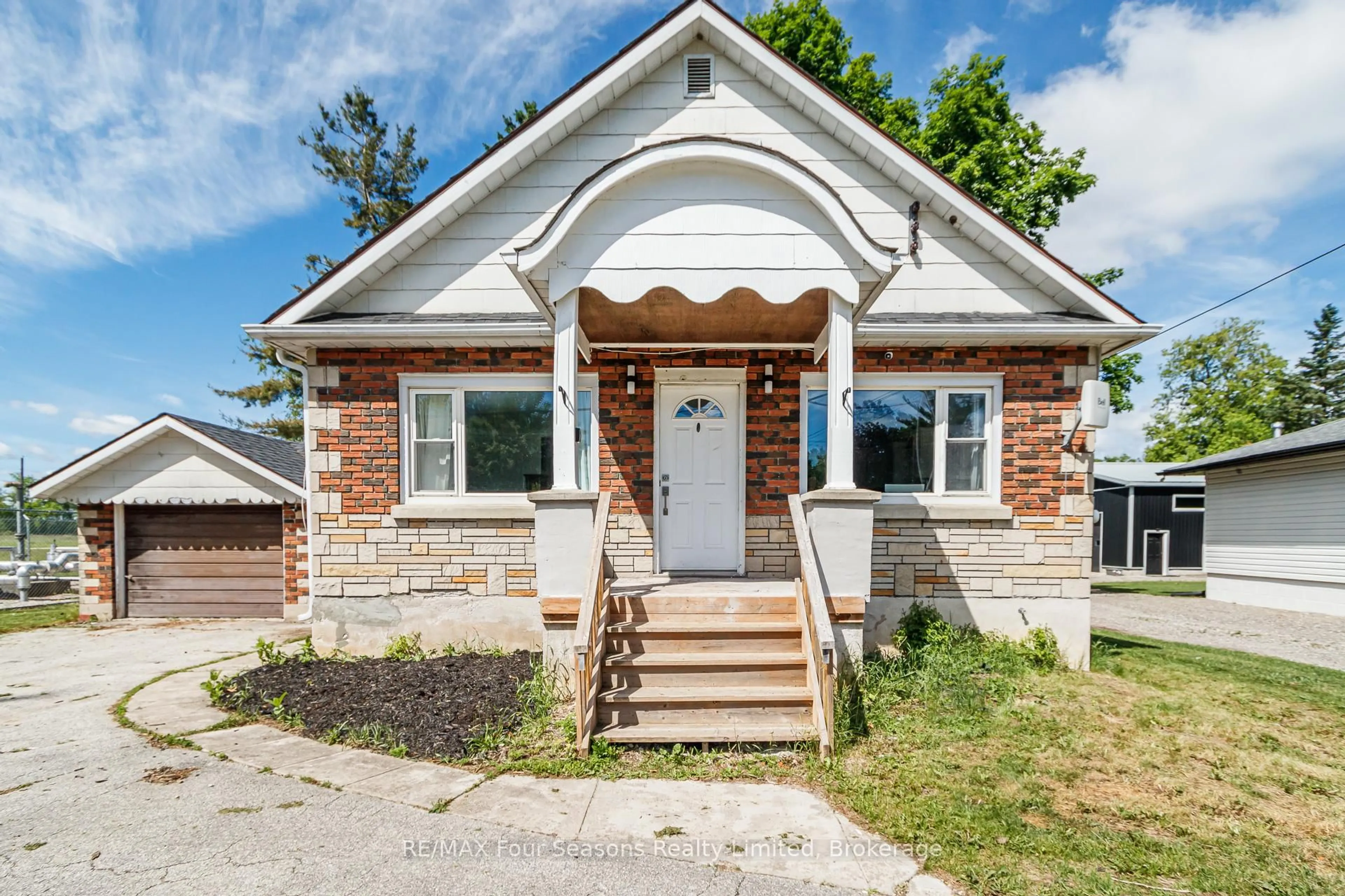 Home with brick exterior material, street for 7613 26 Highway, Clearview Ontario L0M 1S0