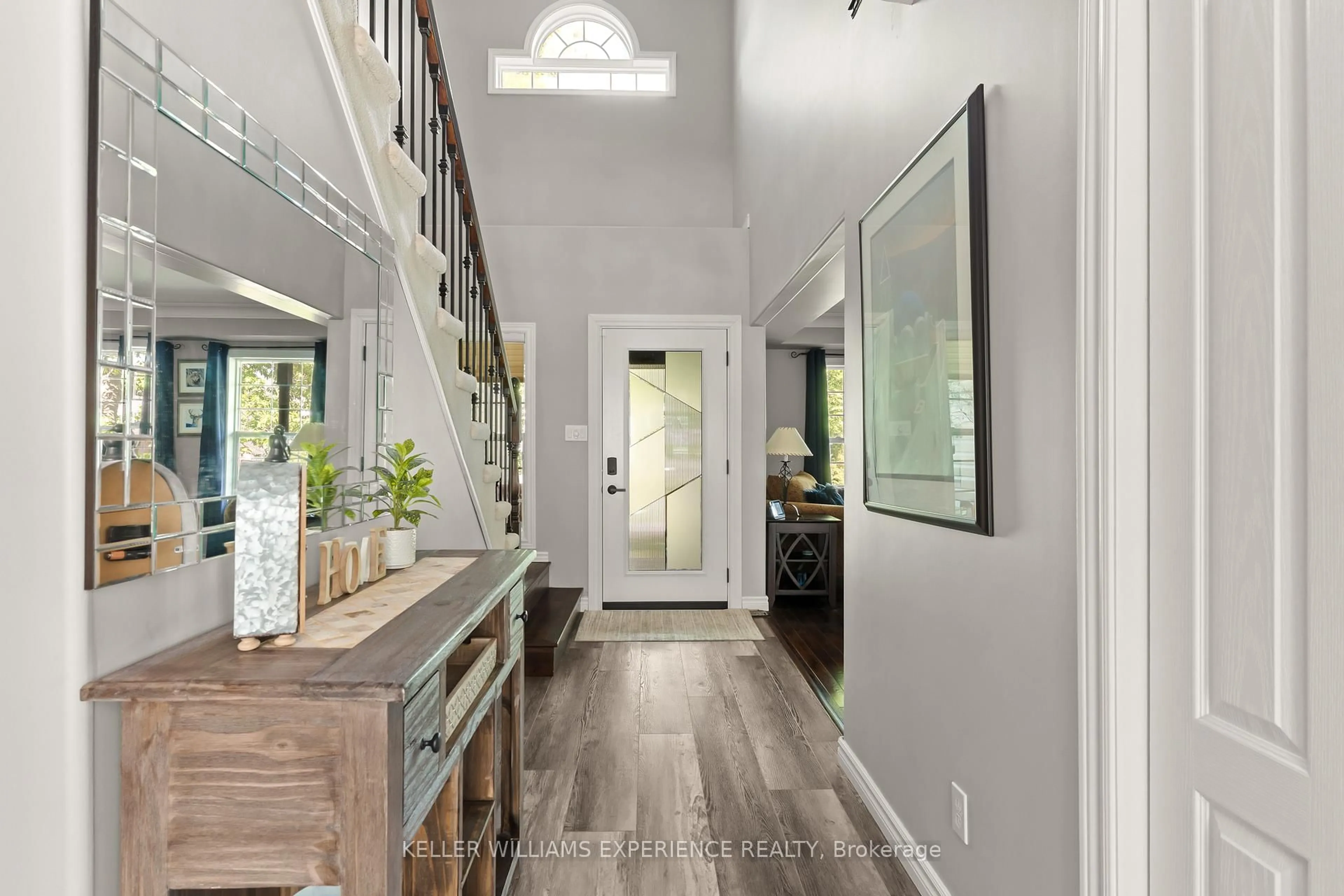 Indoor entryway for 4254 Forest Wood Dr, Severn Ontario L3V 6H3
