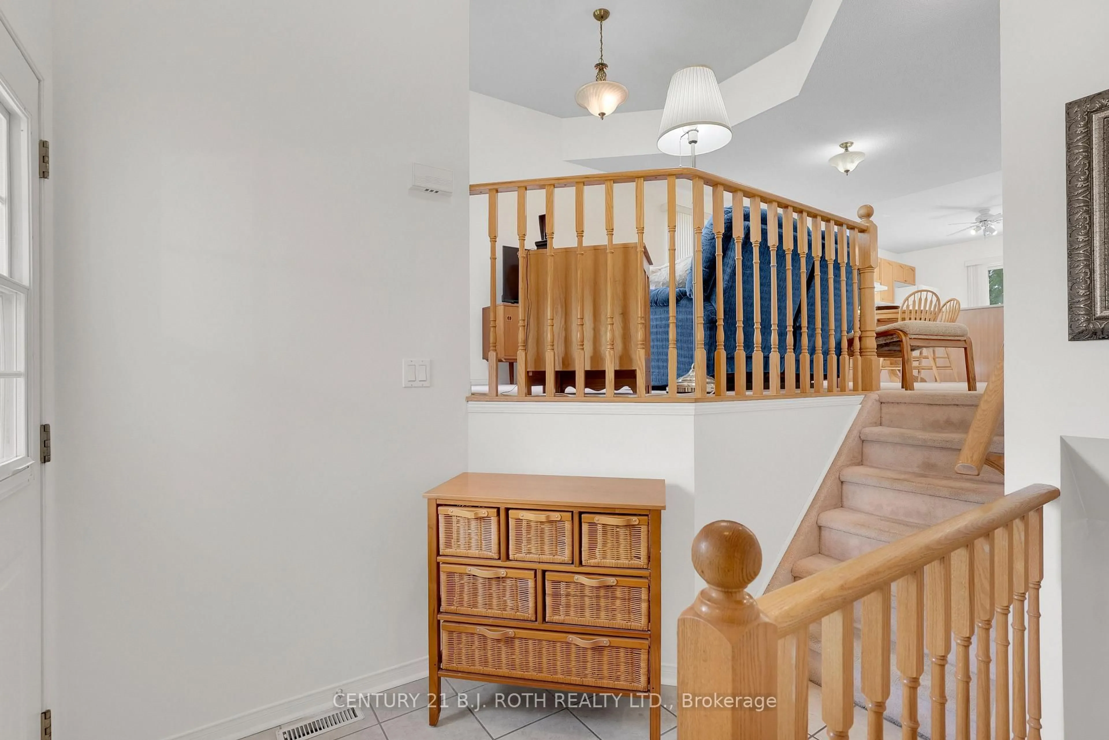 Indoor foyer for 74 Peregrine Rd, Barrie Ontario L4M 6P7