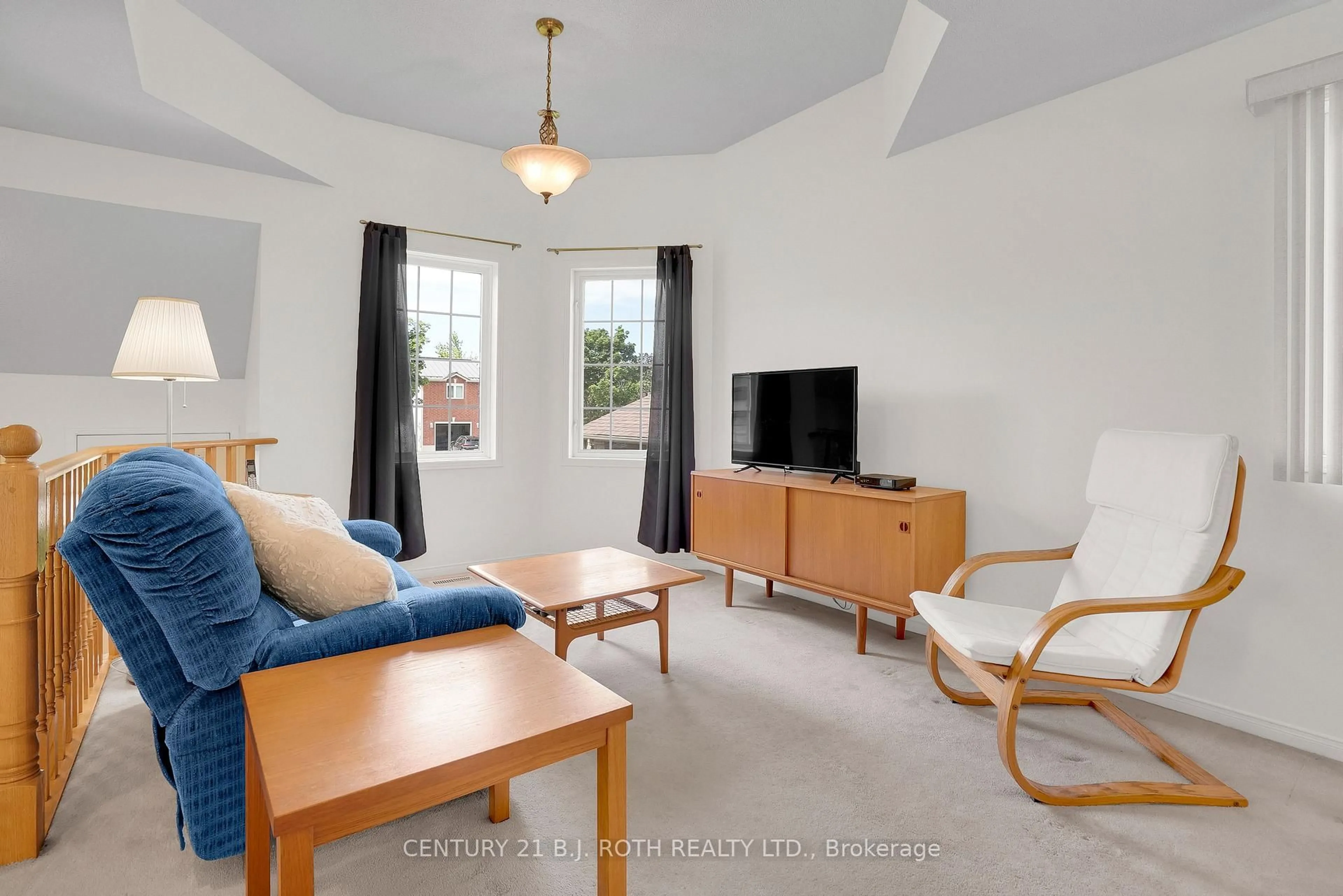 Living room with furniture, unknown for 74 Peregrine Rd, Barrie Ontario L4M 6P7