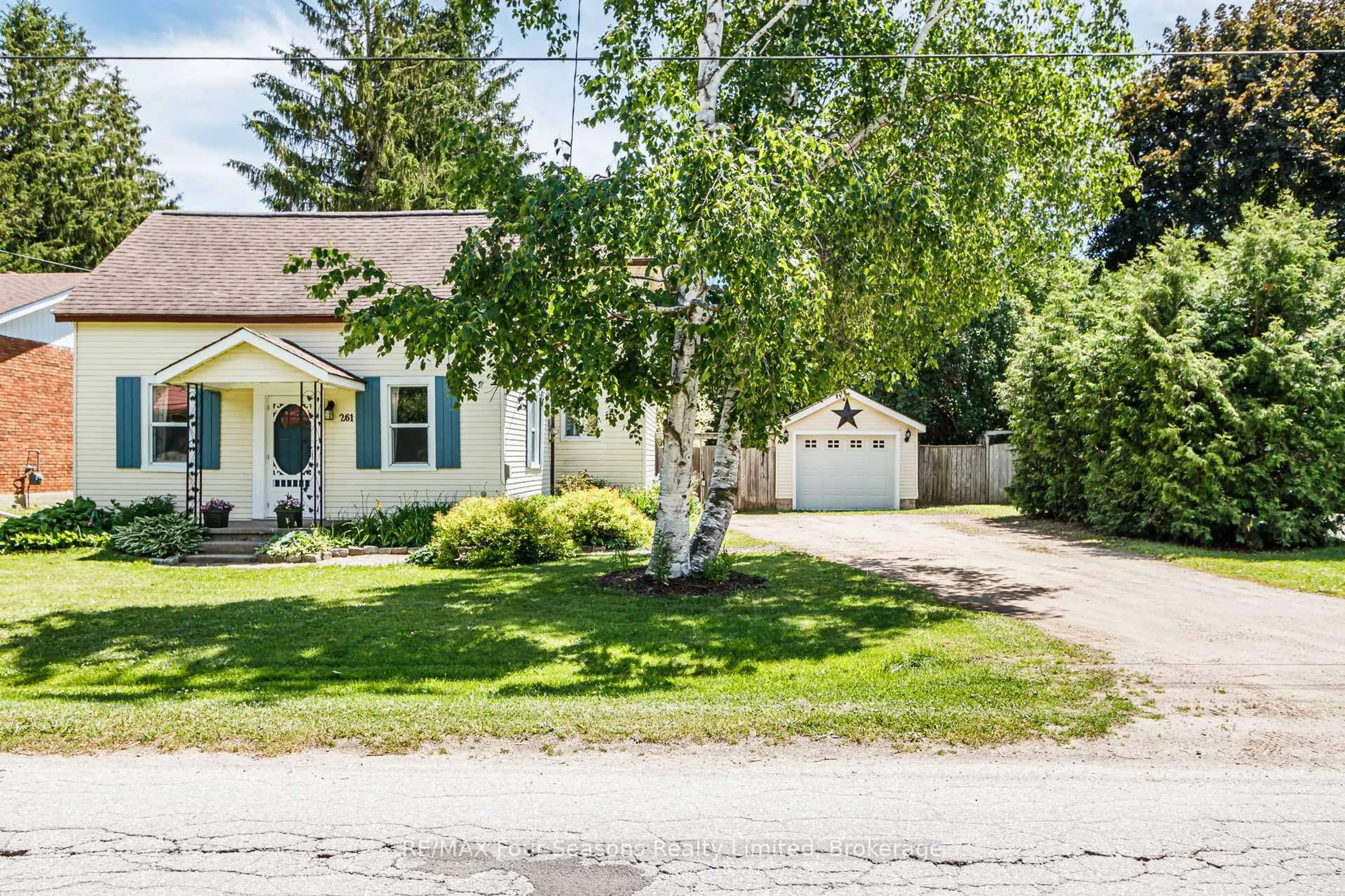 A pic from outside/outdoor area/front of a property/back of a property/a pic from drone, street for 261 Superior St, Clearview Ontario L0M 1S0