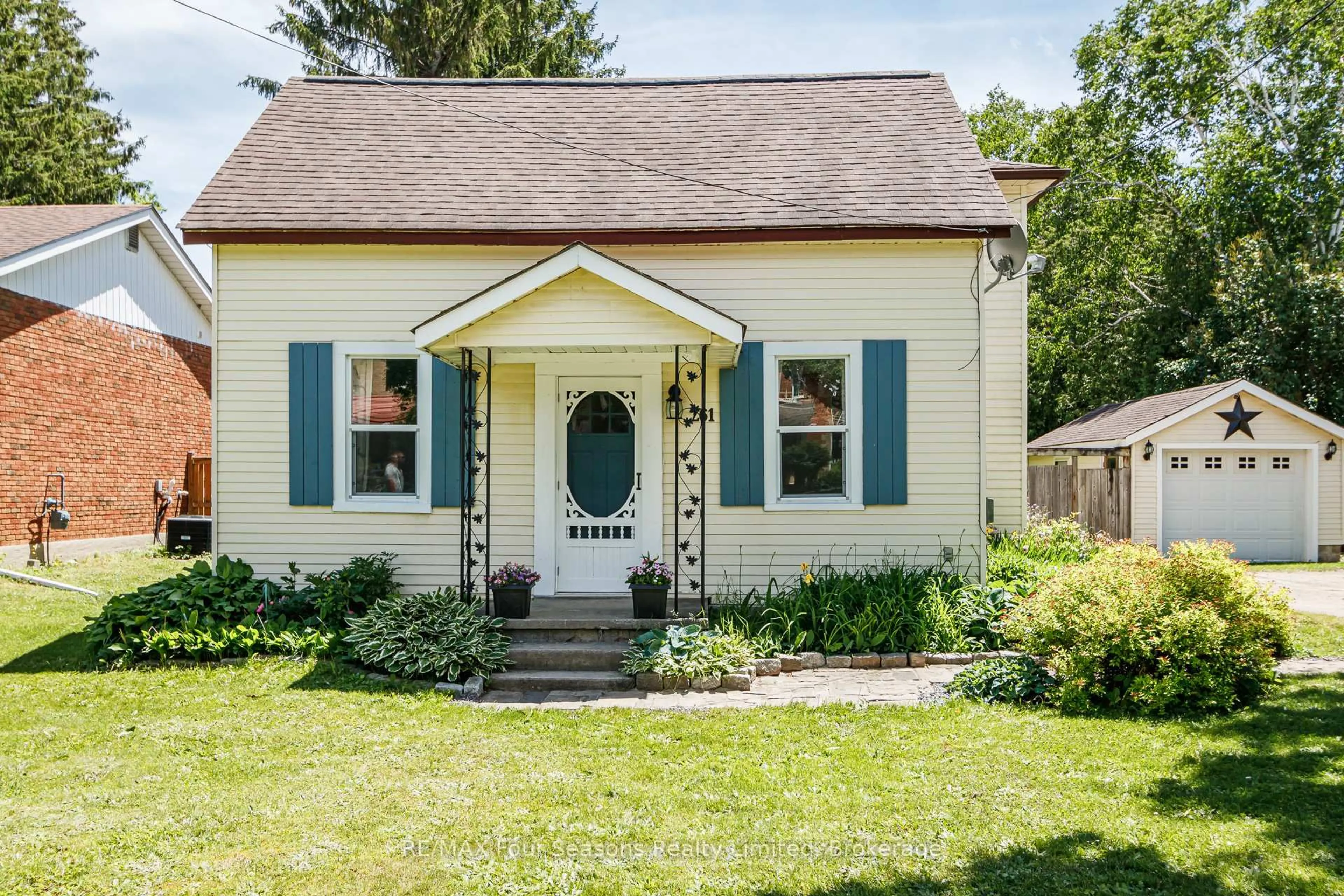 Home with vinyl exterior material, street for 261 Superior St, Clearview Ontario L0M 1S0