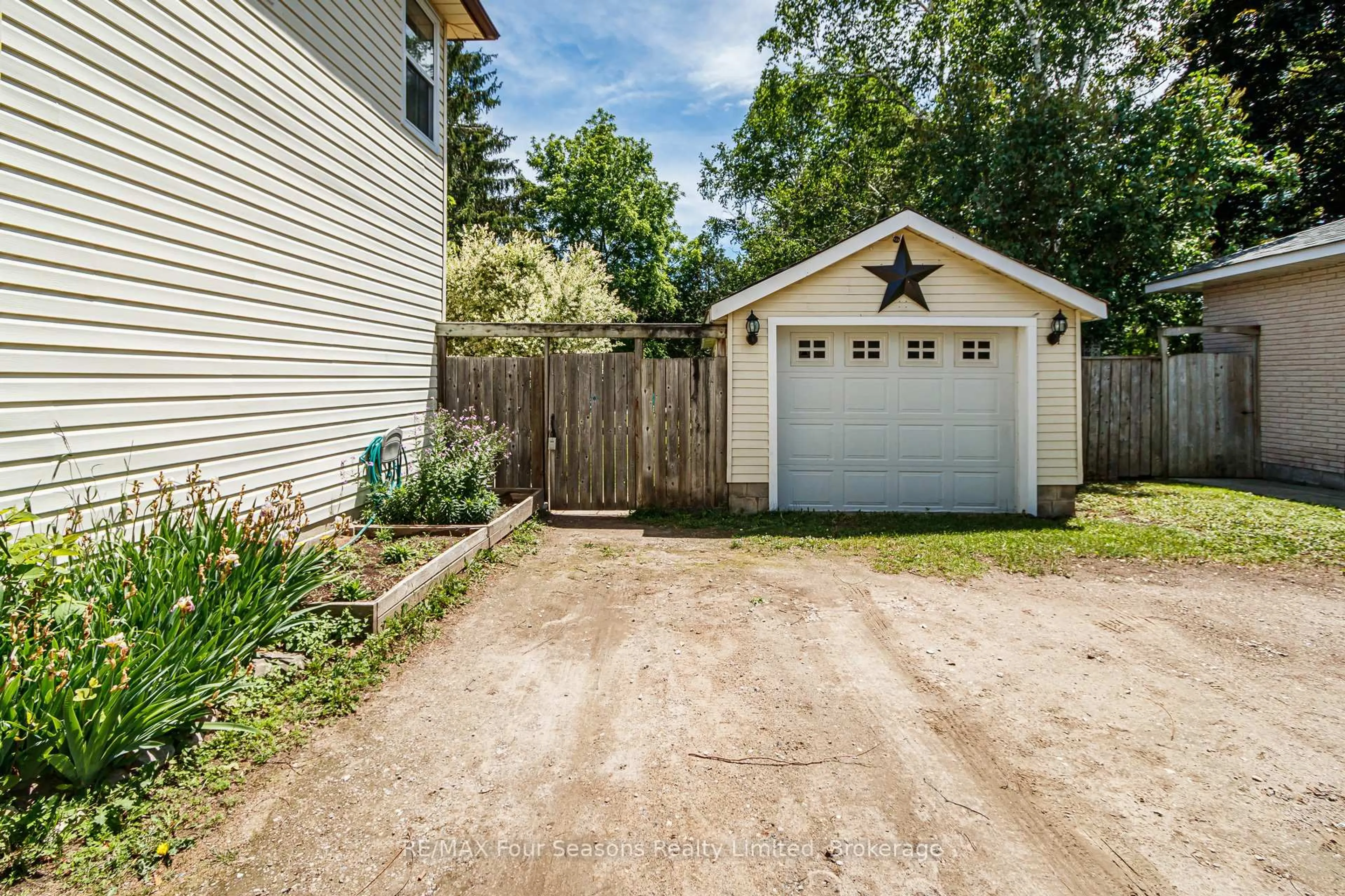 Shed for 261 Superior St, Clearview Ontario L0M 1S0