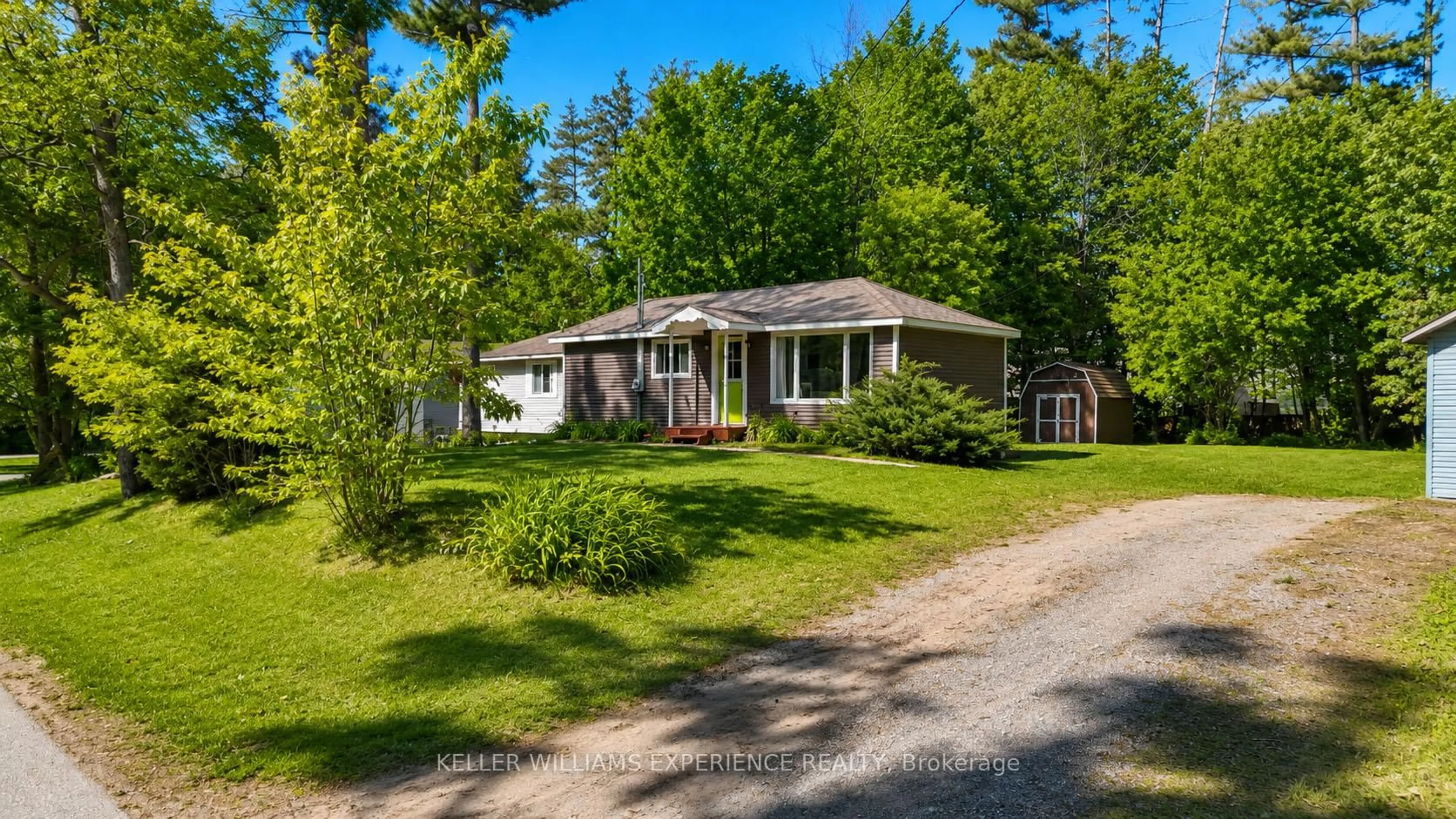 A pic from outside/outdoor area/front of a property/back of a property/a pic from drone, street for 3319 Knight Ave, Severn Ontario L3V 6H3