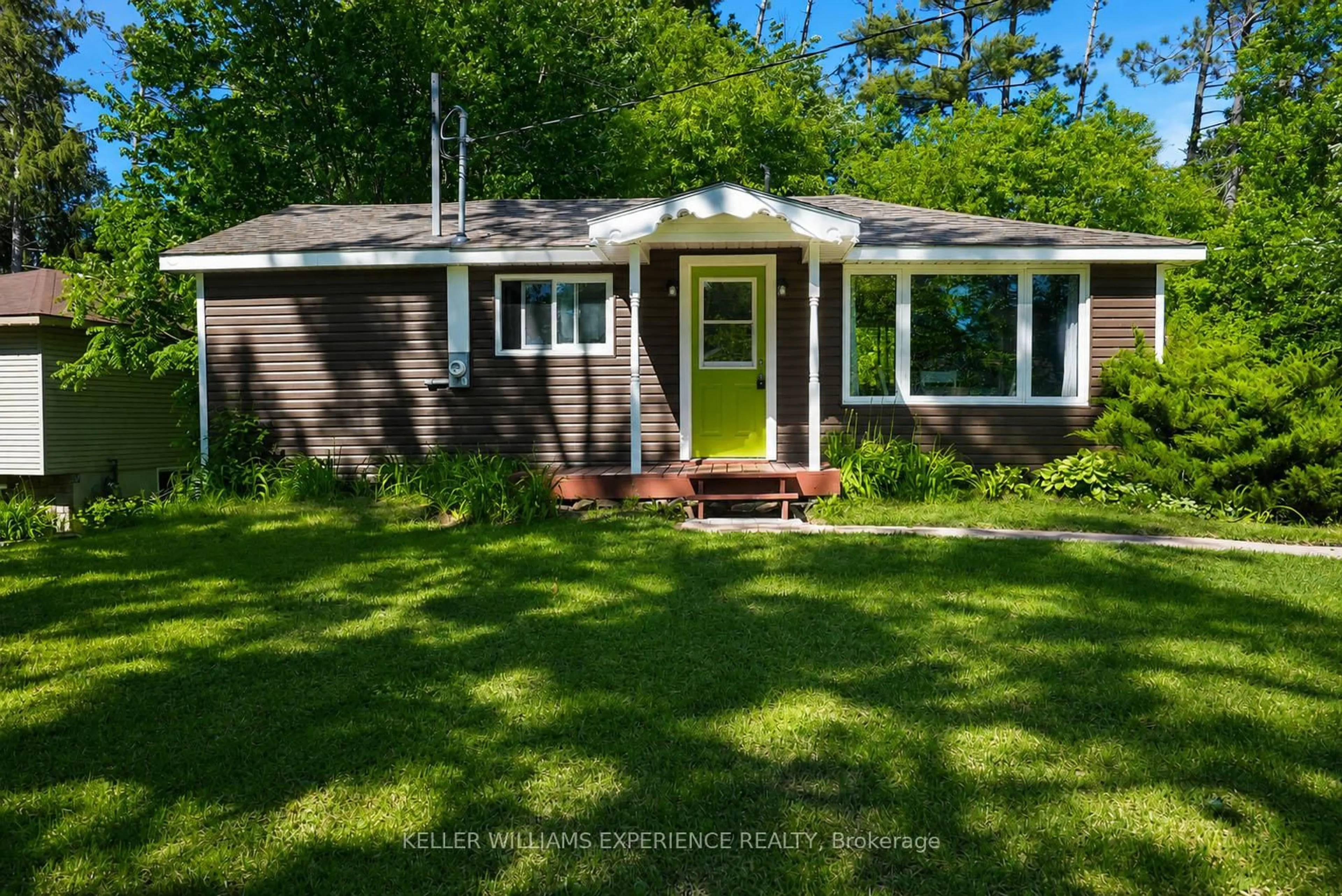 Home with vinyl exterior material, street for 3319 Knight Ave, Severn Ontario L3V 6H3