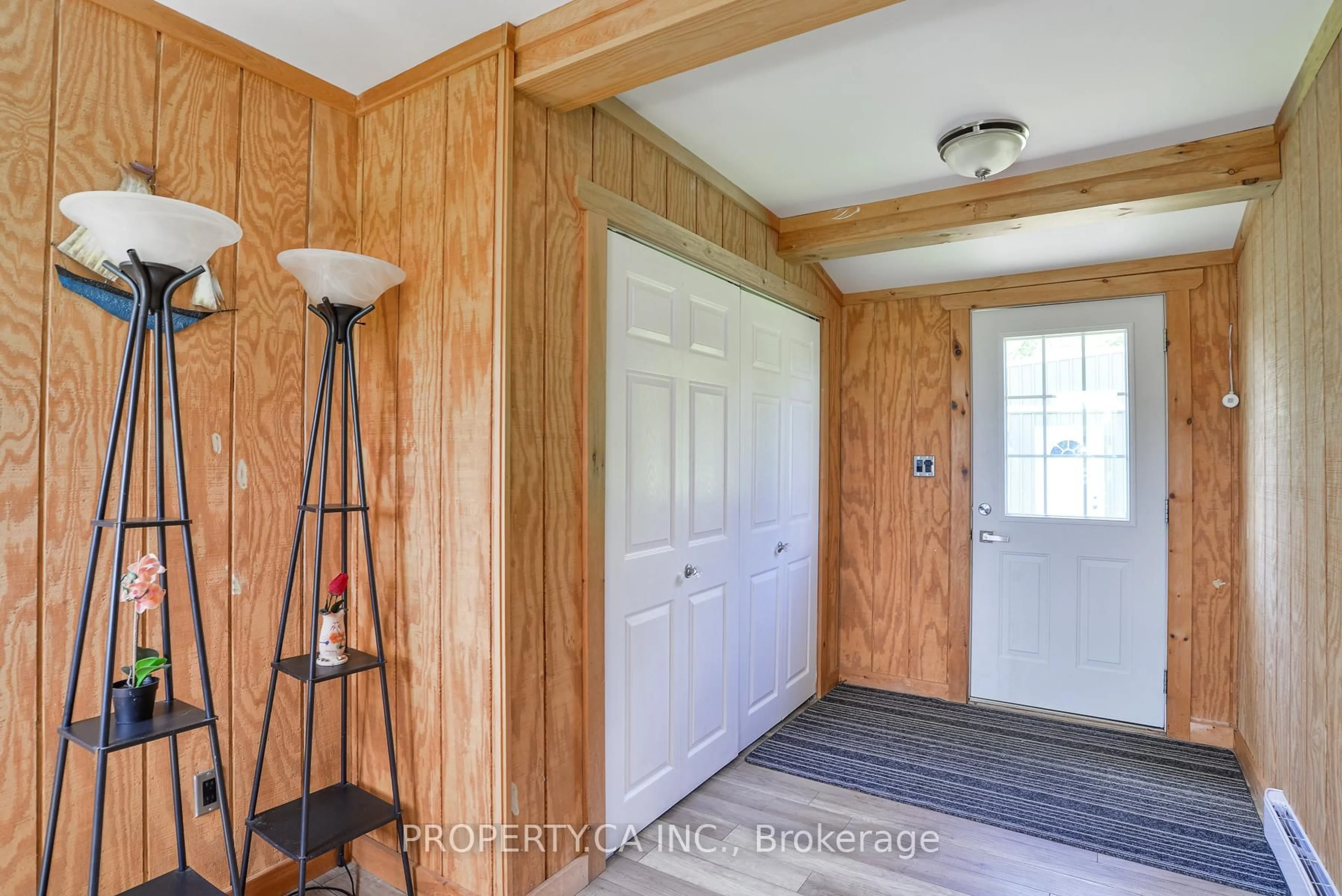 Indoor entryway for 4099 Glen Cedar Dr, Ramara Ontario L3V 6H7