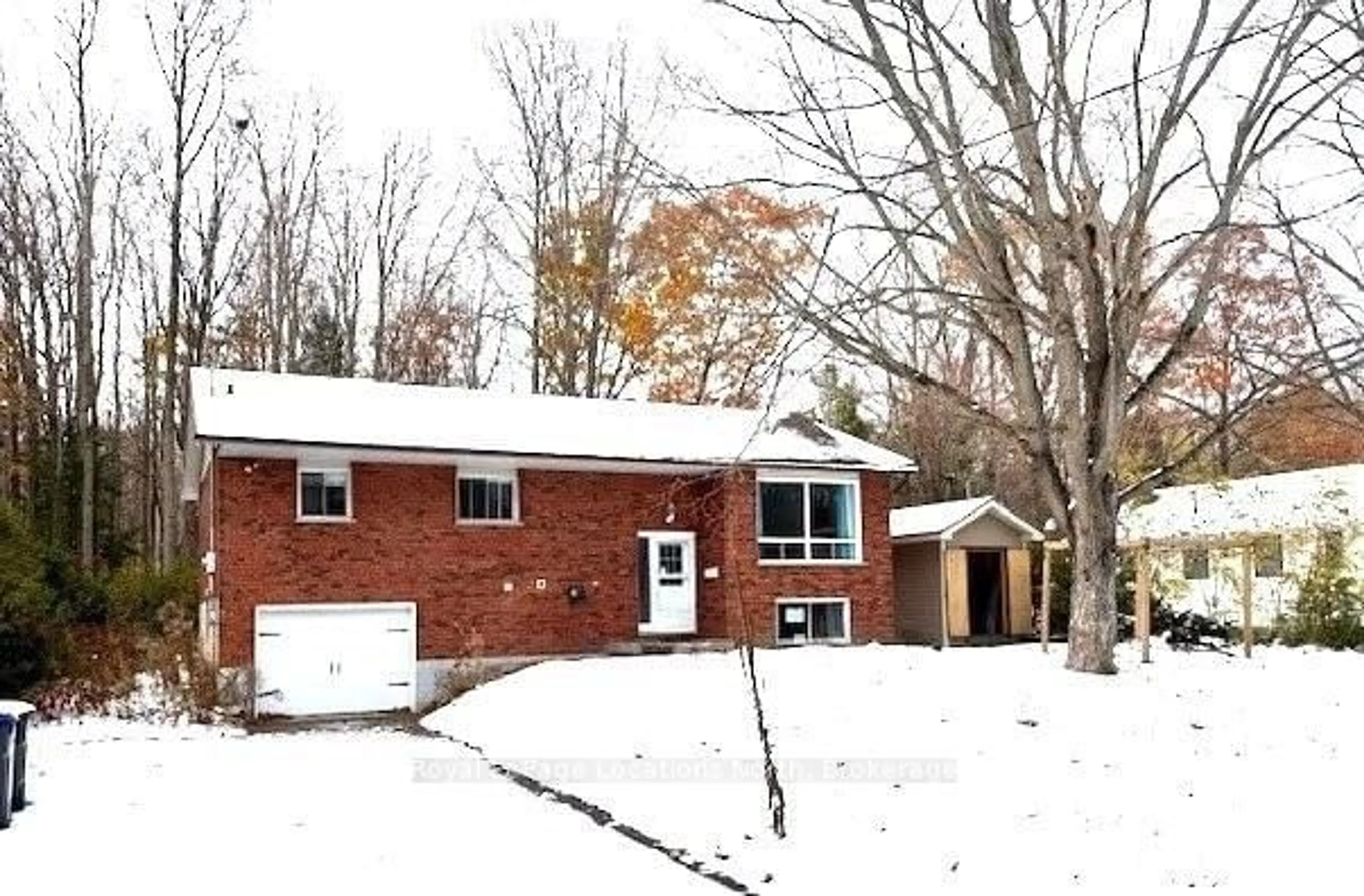 Home with brick exterior material, street for 40 Rue Vanier, Tiny Ontario L9M 0J2