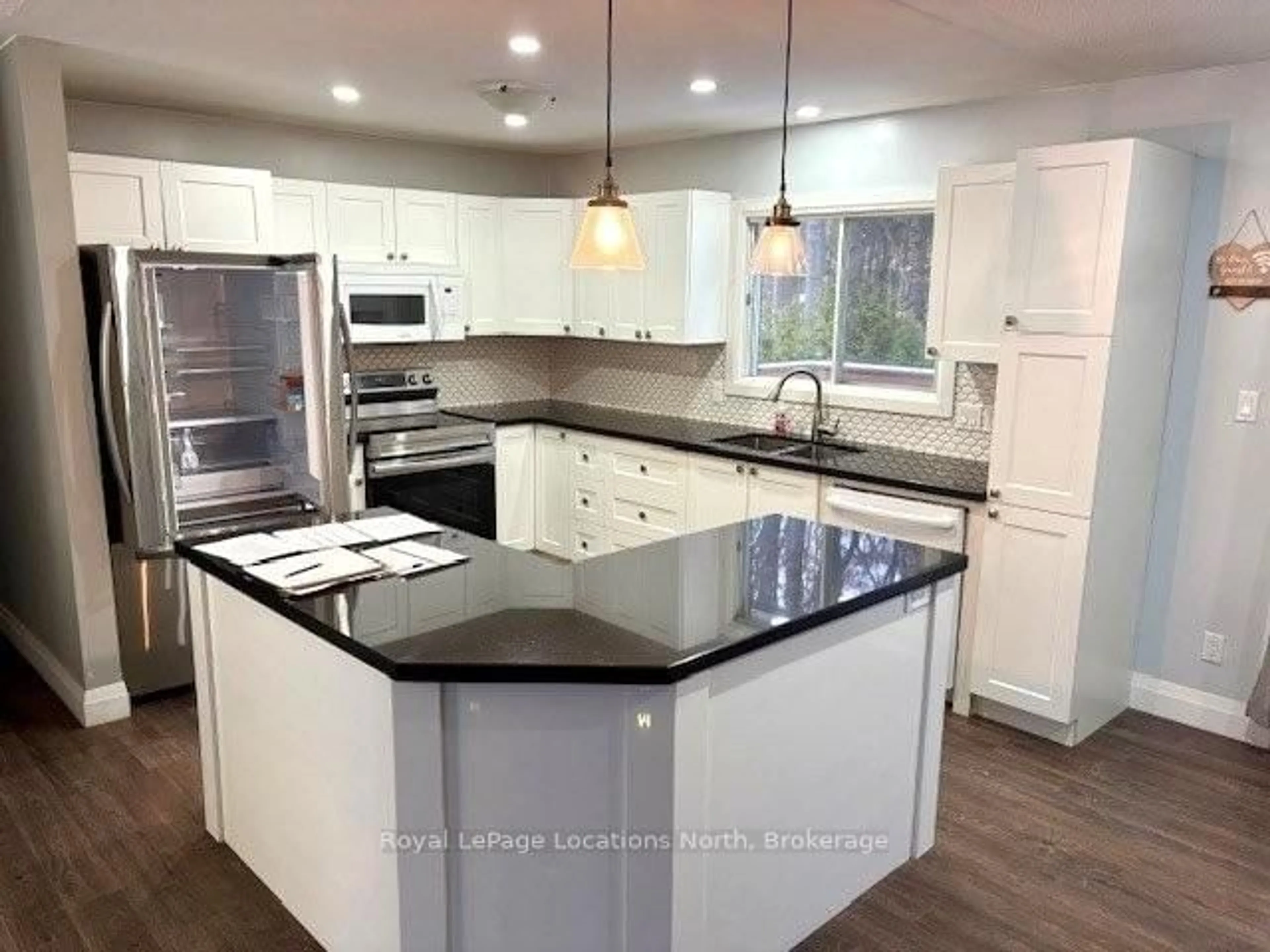Contemporary kitchen, ceramic/tile floor for 40 Rue Vanier, Tiny Ontario L9M 0J2