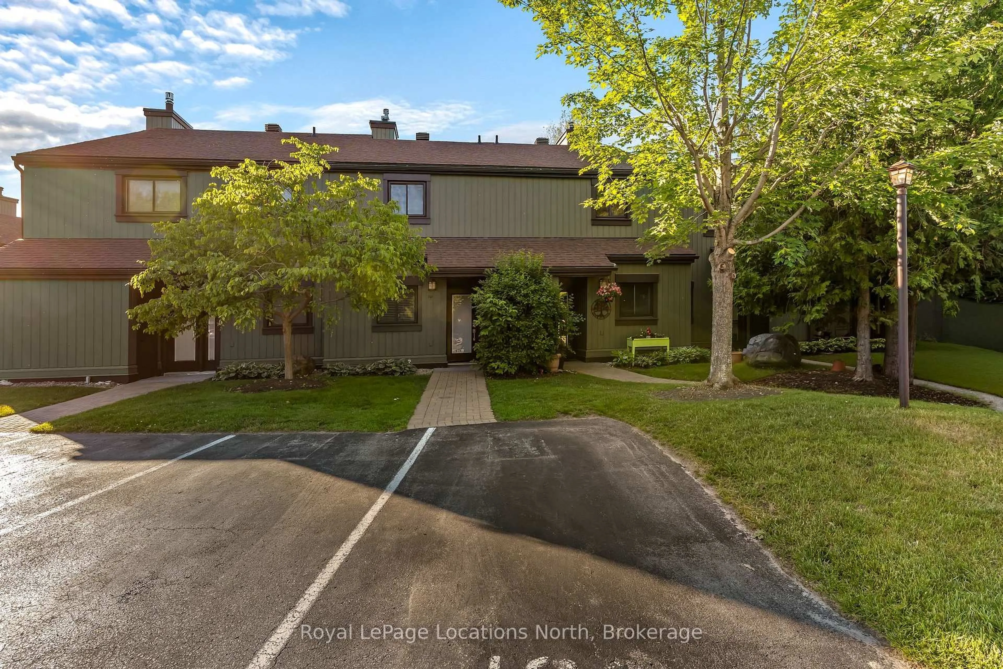 A pic from outside/outdoor area/front of a property/back of a property/a pic from drone, street for 168 Escarpment Cres #28, Collingwood Ontario L9Y 5B4