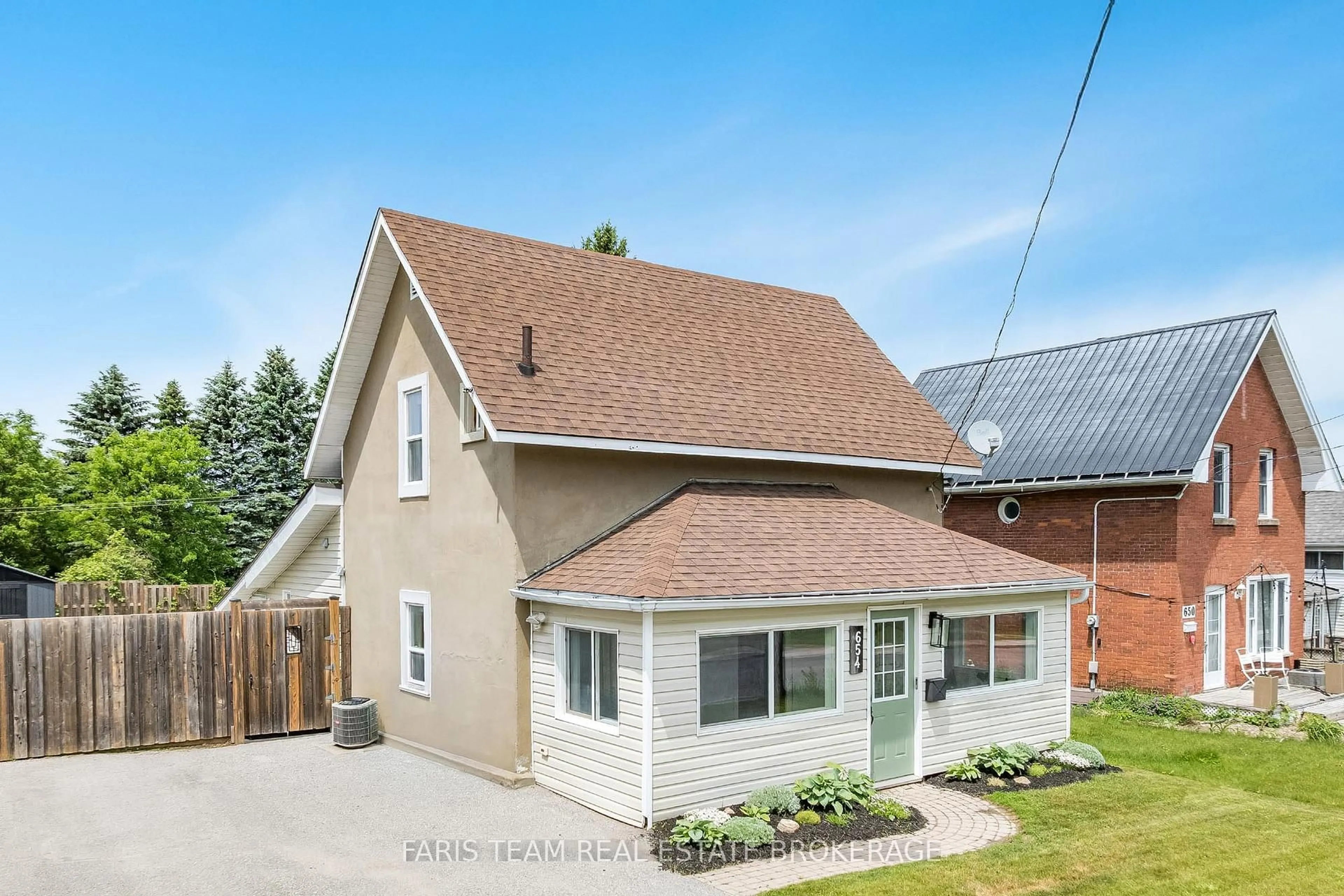 Unknown for 654 Victoria St, Midland Ontario L4R 1A7
