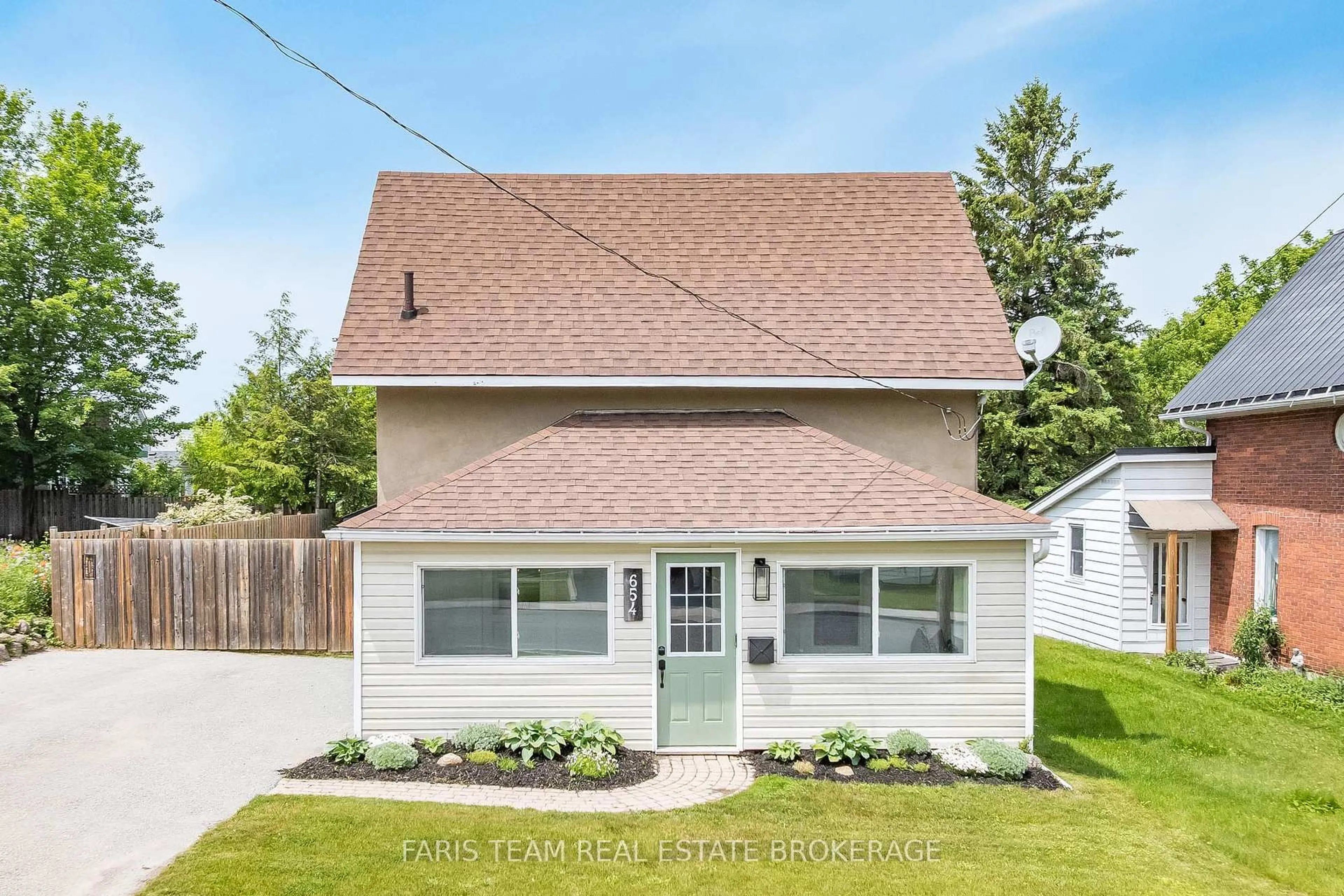 Home with vinyl exterior material, street for 654 Victoria St, Midland Ontario L4R 1A7