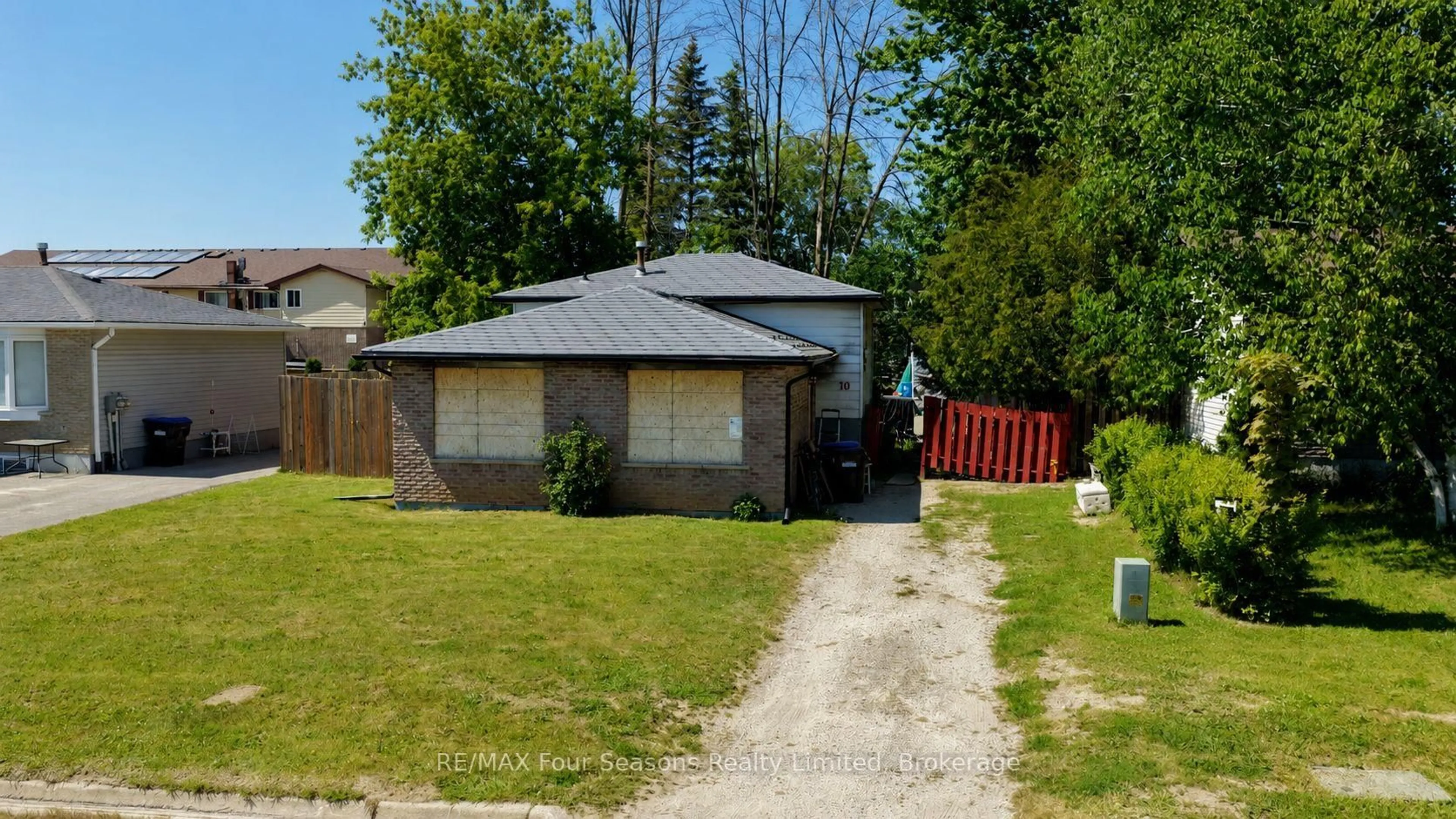 A pic from outside/outdoor area/front of a property/back of a property/a pic from drone, street for 10 Rhonda Rd, Collingwood Ontario L9Y 4G4