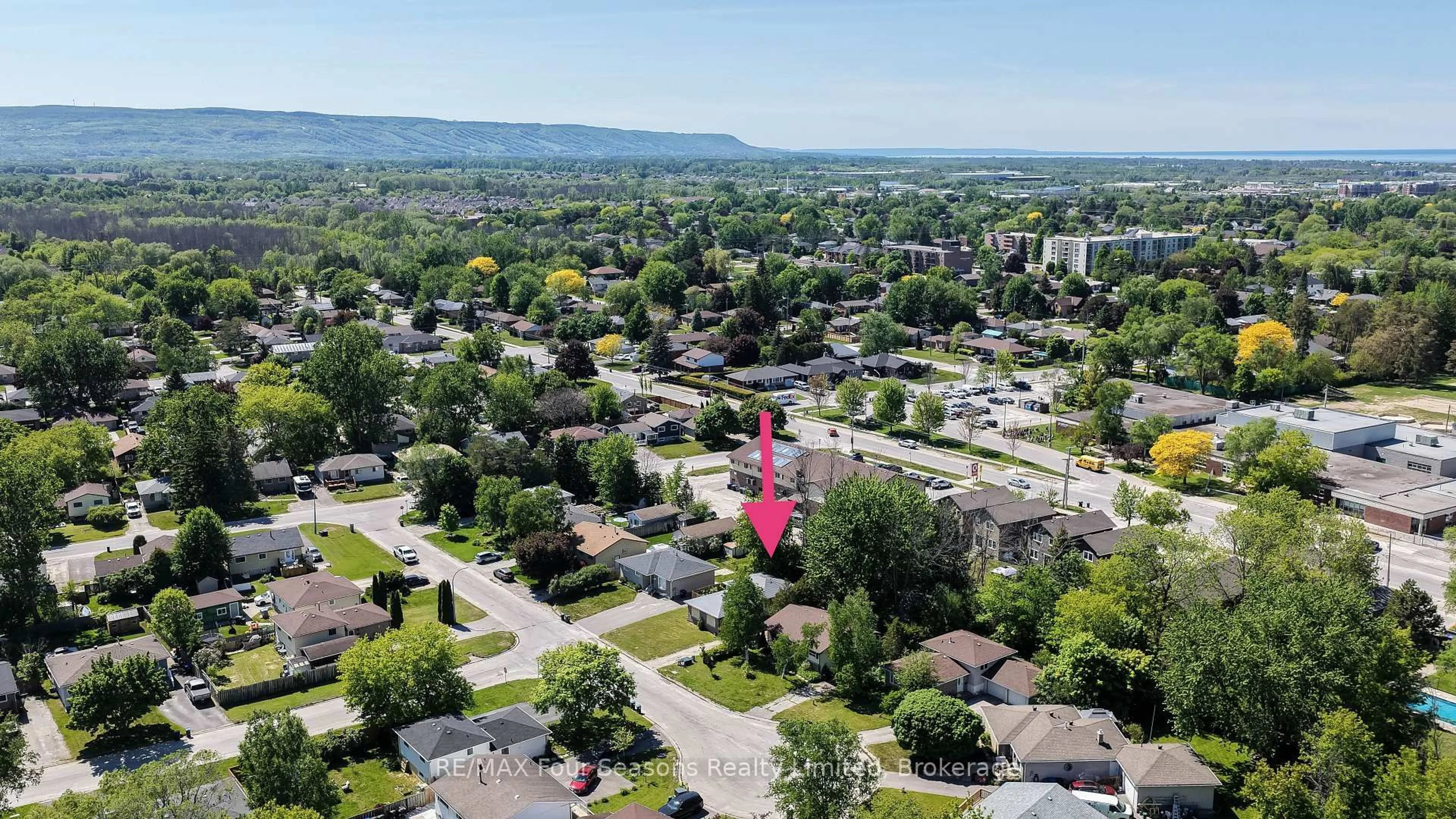 A pic from outside/outdoor area/front of a property/back of a property/a pic from drone, mountain view for 10 Rhonda Rd, Collingwood Ontario L9Y 4G4