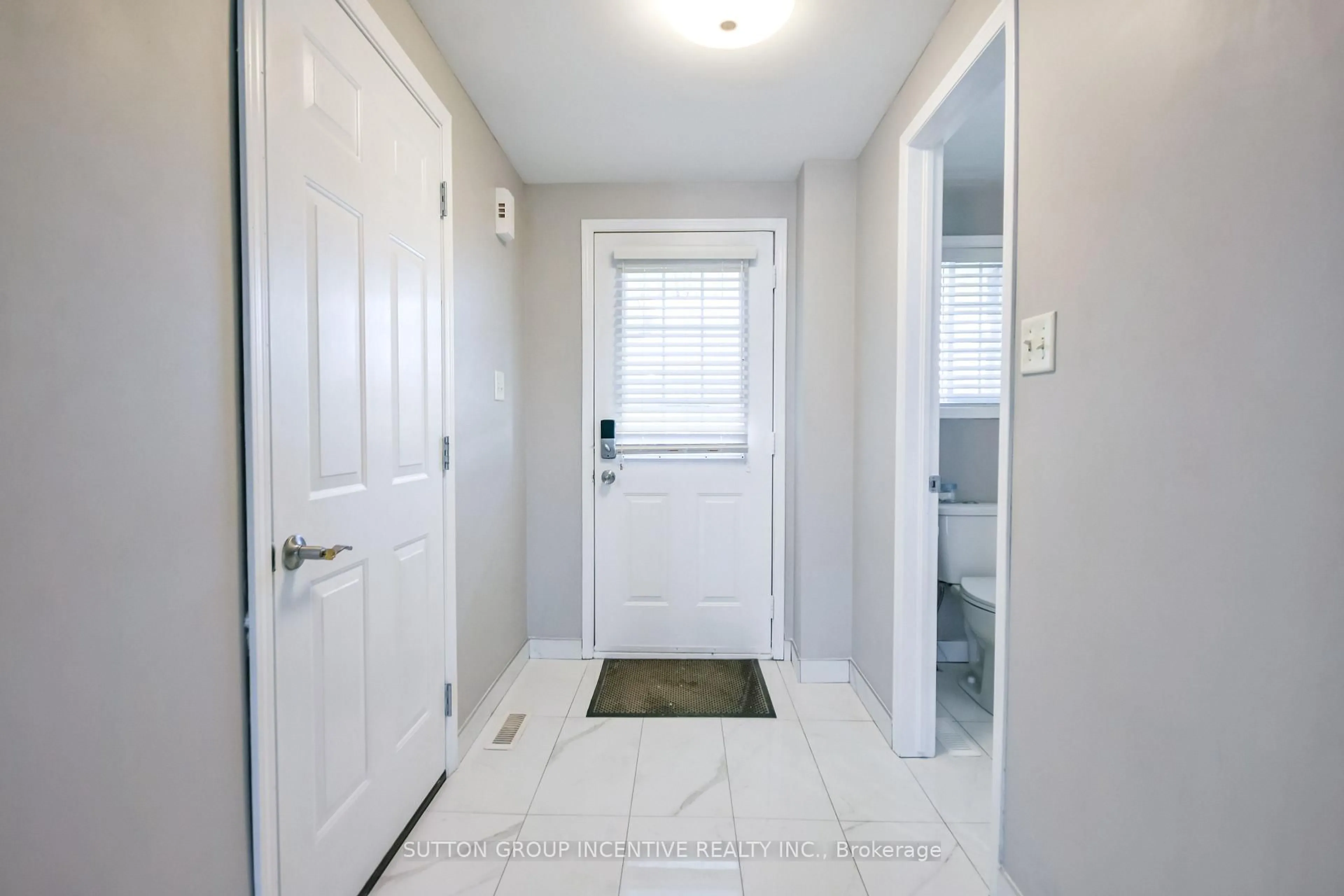 Indoor entryway for 256 Dunsmore Lane, Barrie Ontario L4M 7A7