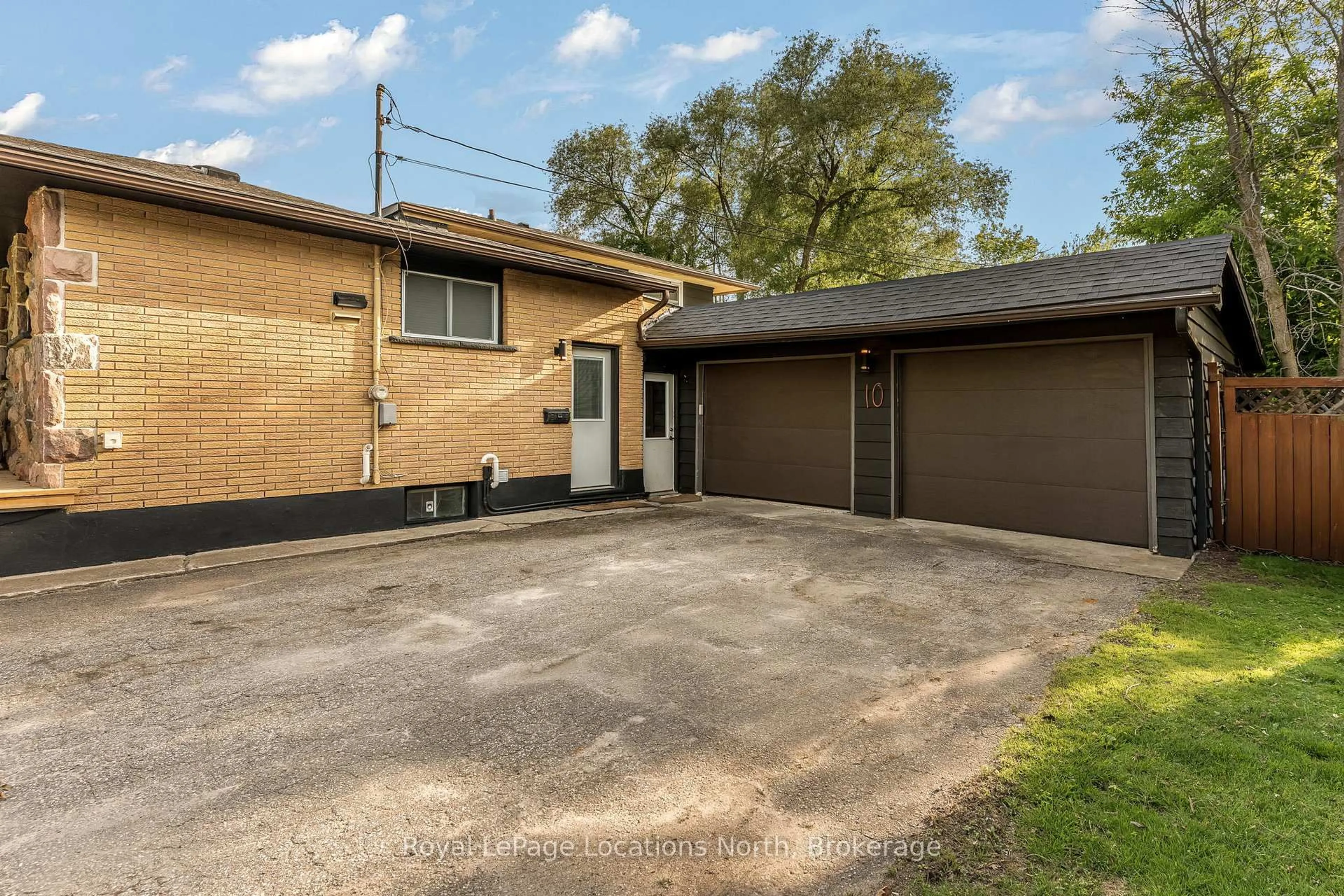 A pic from outside/outdoor area/front of a property/back of a property/a pic from drone, street for 10 Park Rd, Collingwood Ontario L9Y 3B9