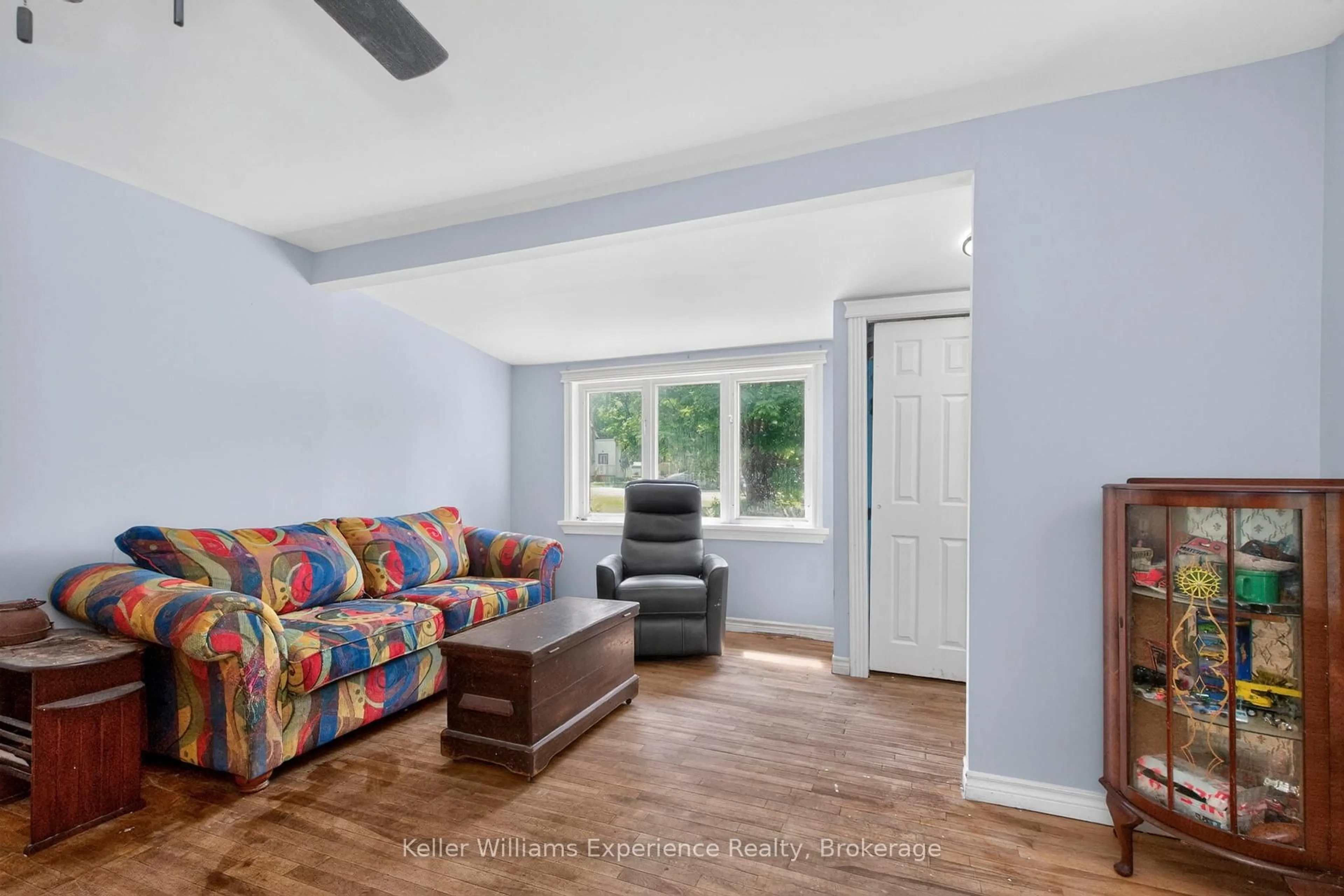 Living room with furniture, unknown for 1720 Golflink Rd, Tiny Ontario L0L 2J0
