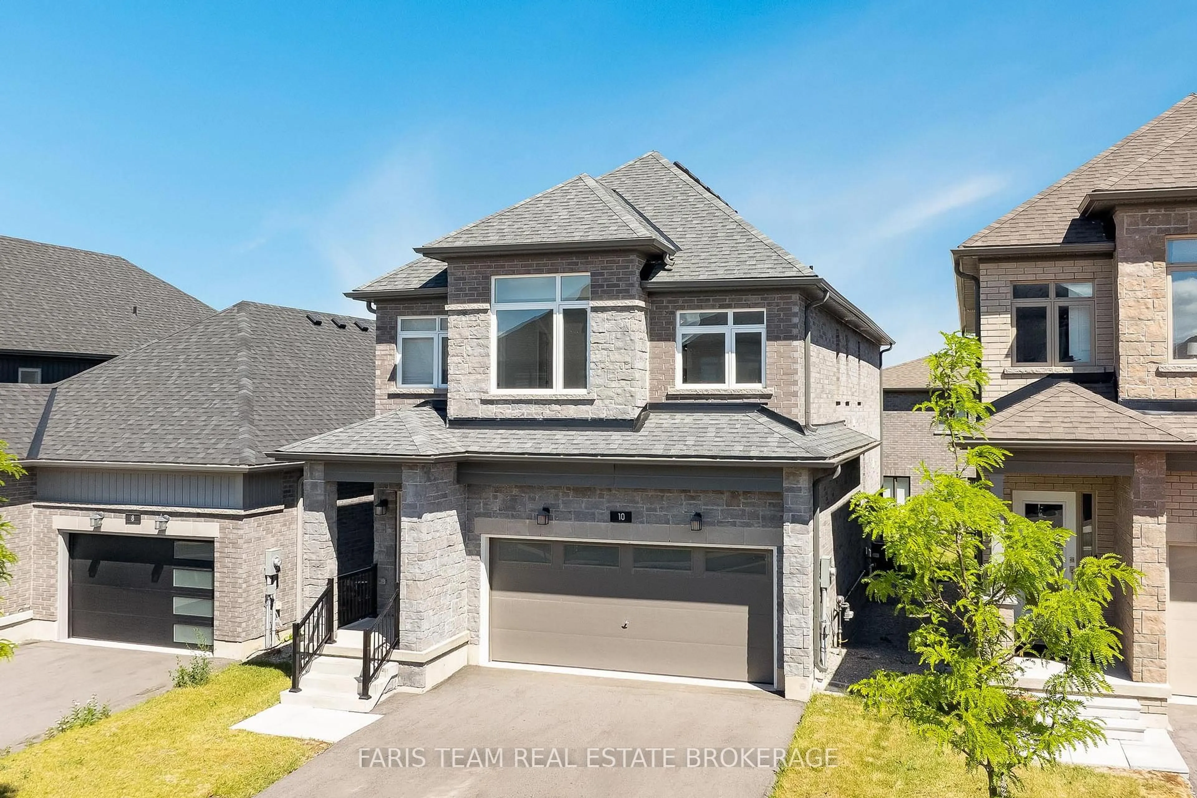 A pic from outside/outdoor area/front of a property/back of a property/a pic from drone, street for 10 Barnyard Tr, Barrie Ontario L9J 0Y1