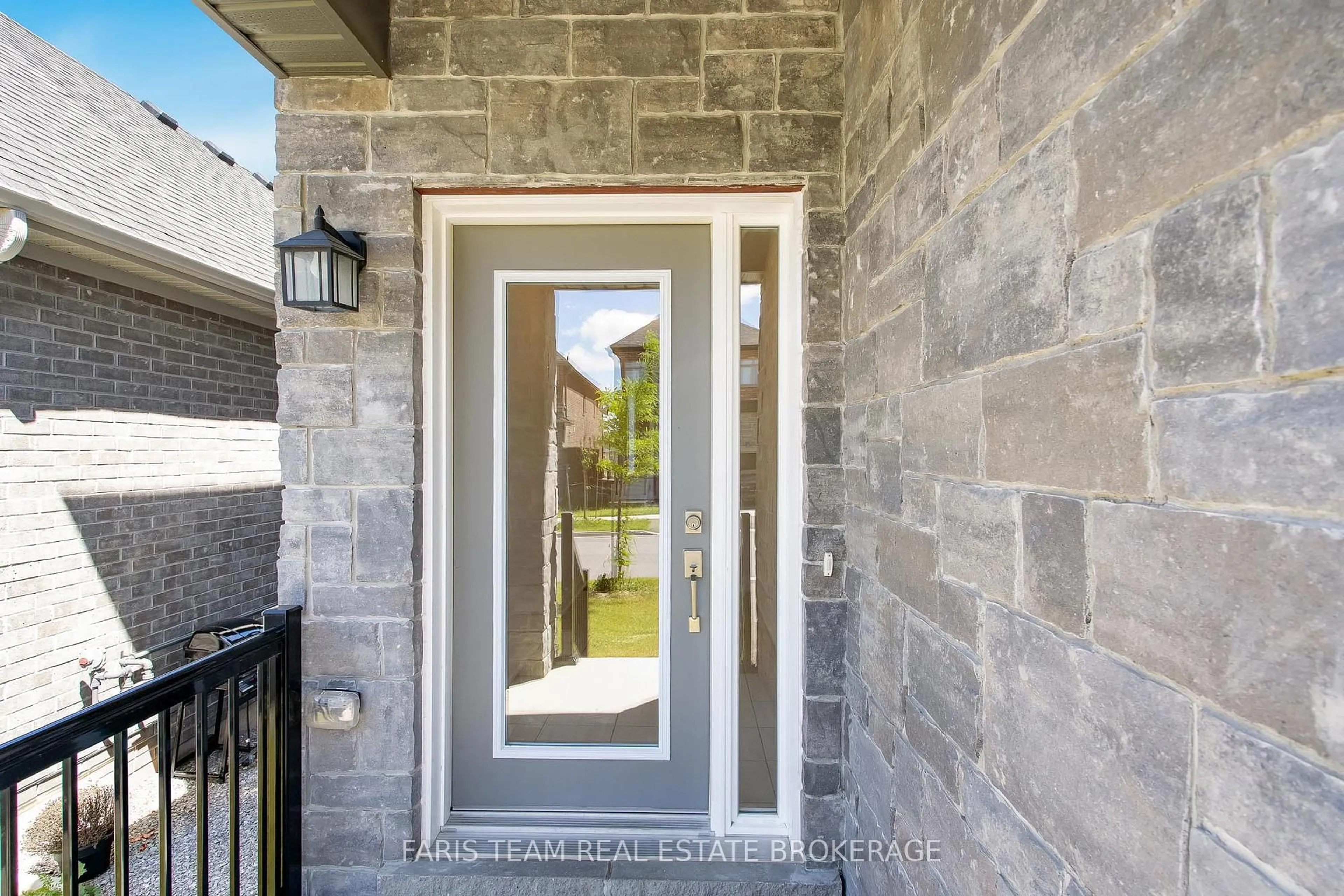 Indoor entryway for 10 Barnyard Tr, Barrie Ontario L9J 0Y1