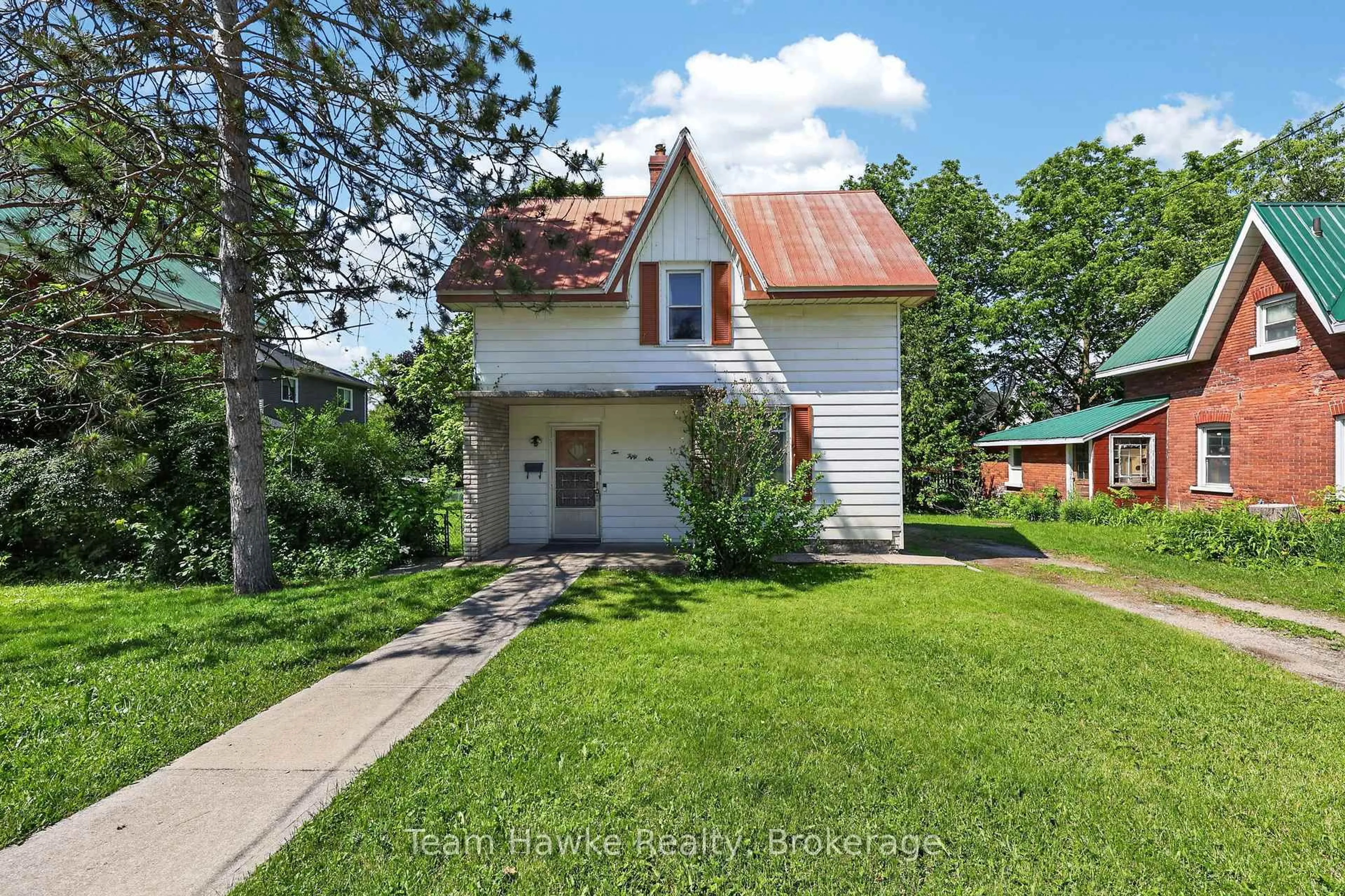 A pic from outside/outdoor area/front of a property/back of a property/a pic from drone, street for 256 Manly St, Midland Ontario L4R 3C6