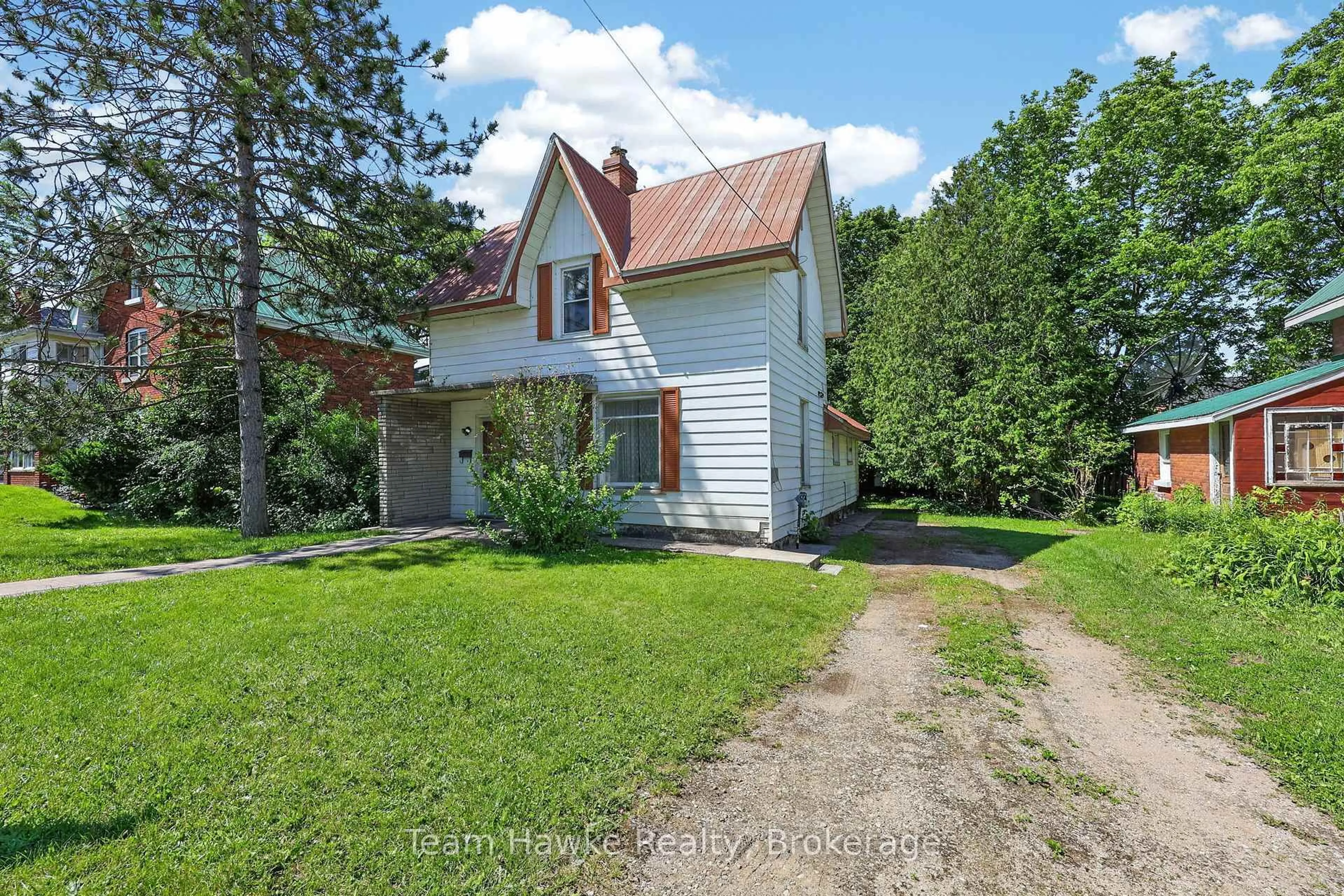 A pic from outside/outdoor area/front of a property/back of a property/a pic from drone, street for 256 Manly St, Midland Ontario L4R 3C6