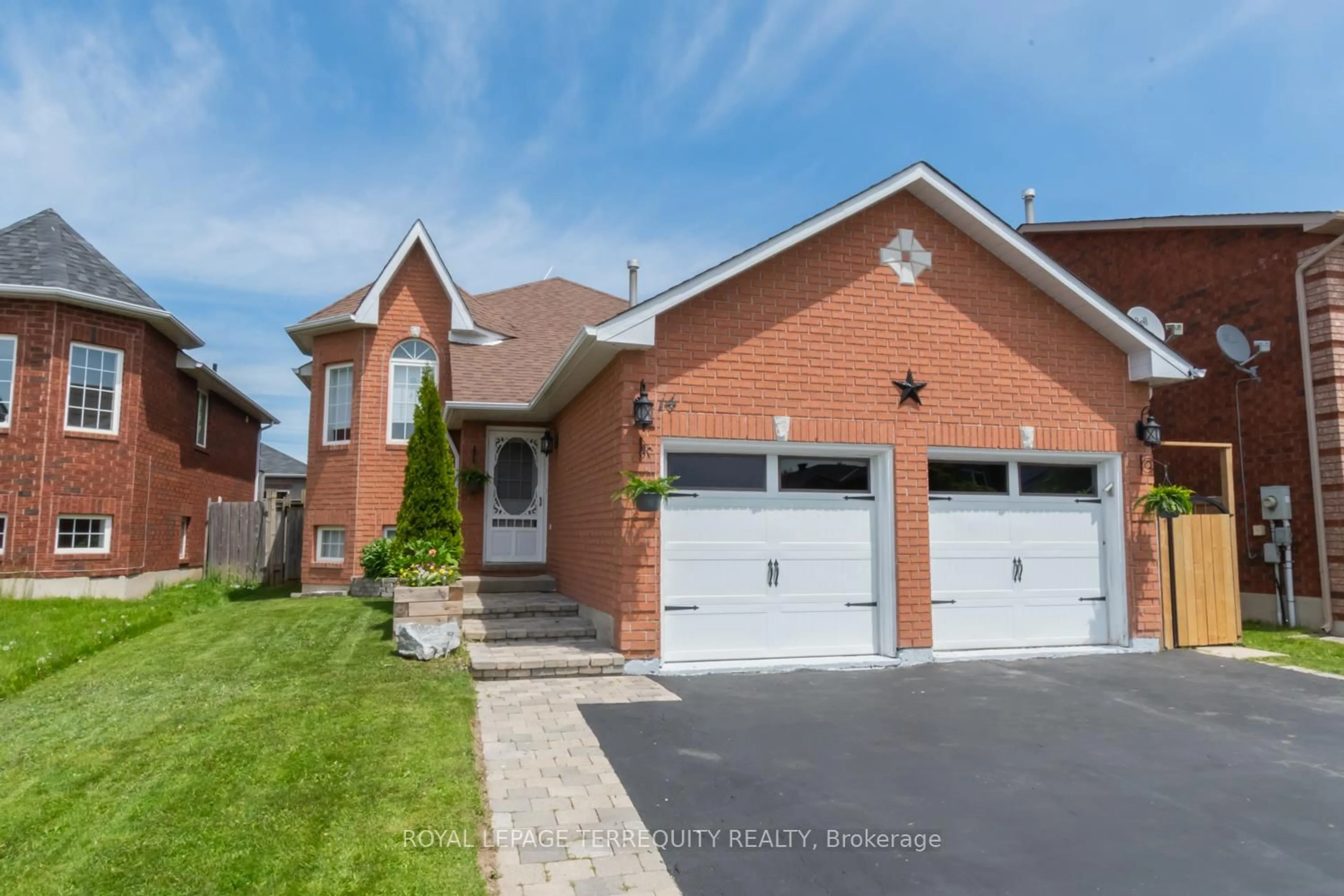 Home with brick exterior material, street for 14 Hewitt Pl, Barrie Ontario L4M 7B3