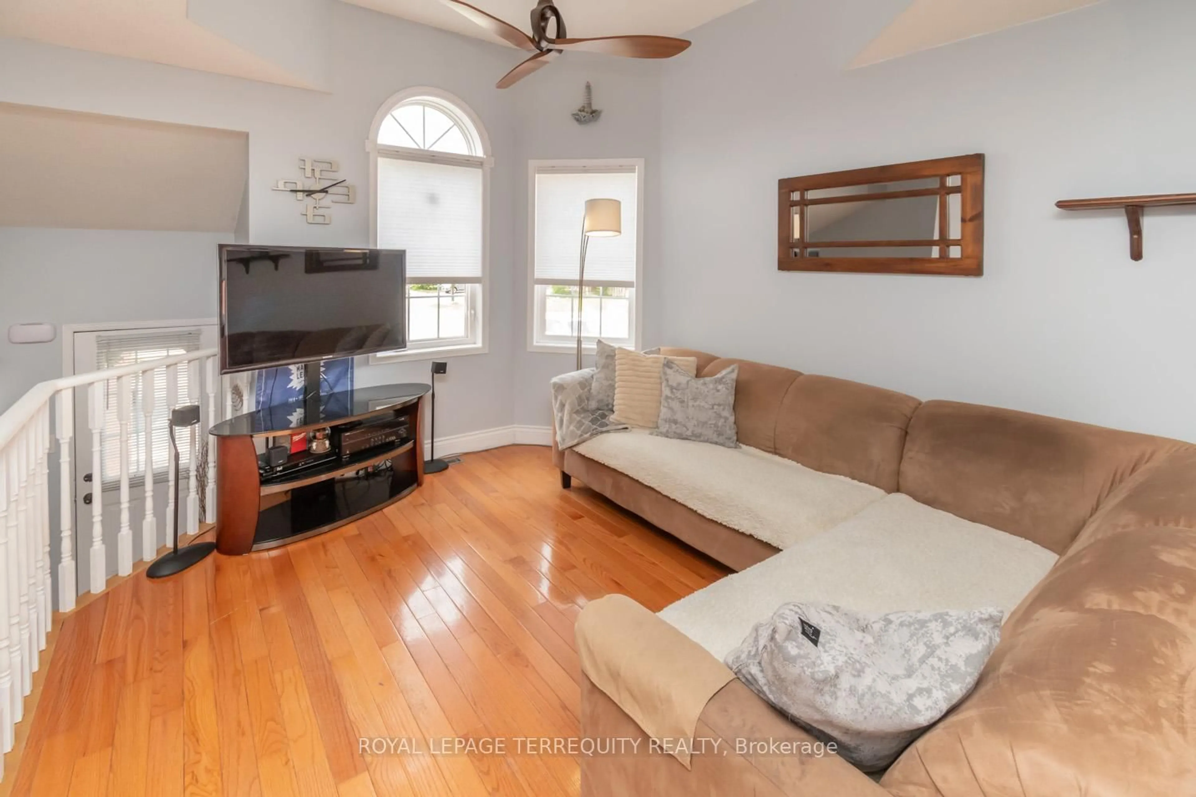 Living room with furniture, unknown for 14 Hewitt Pl, Barrie Ontario L4M 7B3