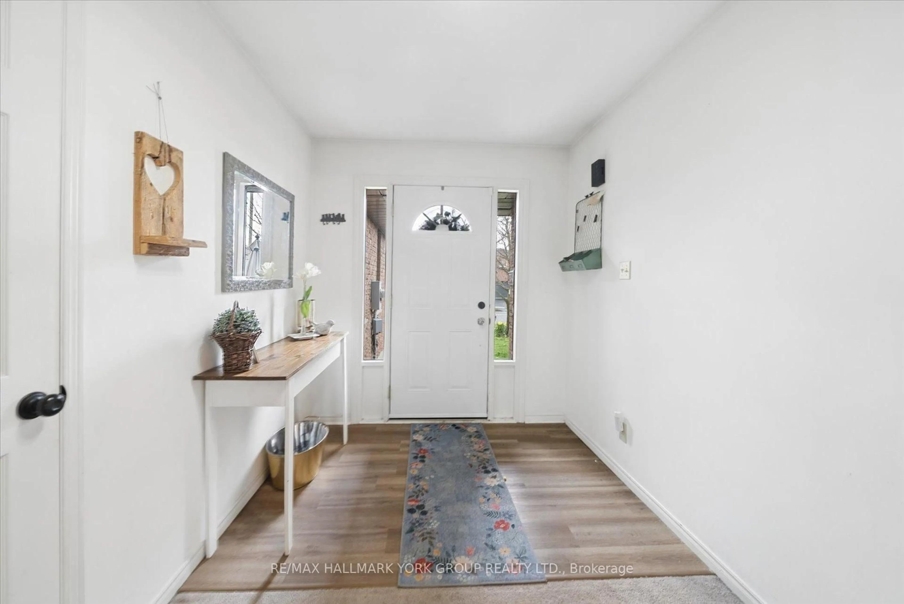Indoor entryway for 41 Laurentian Lane, Orillia Ontario L3V 7N8