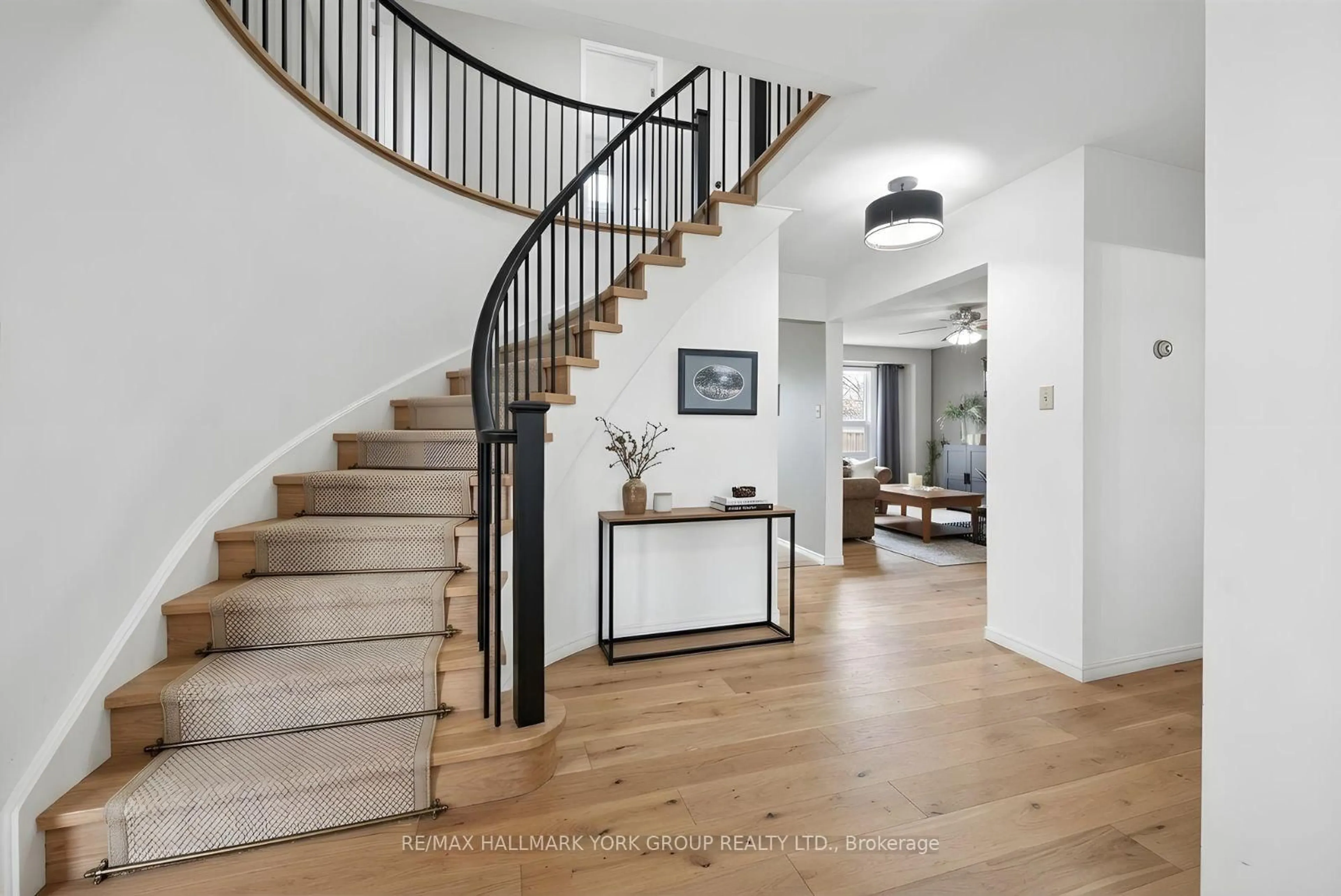 Indoor entryway for 41 Laurentian Lane, Orillia Ontario L3V 7N8