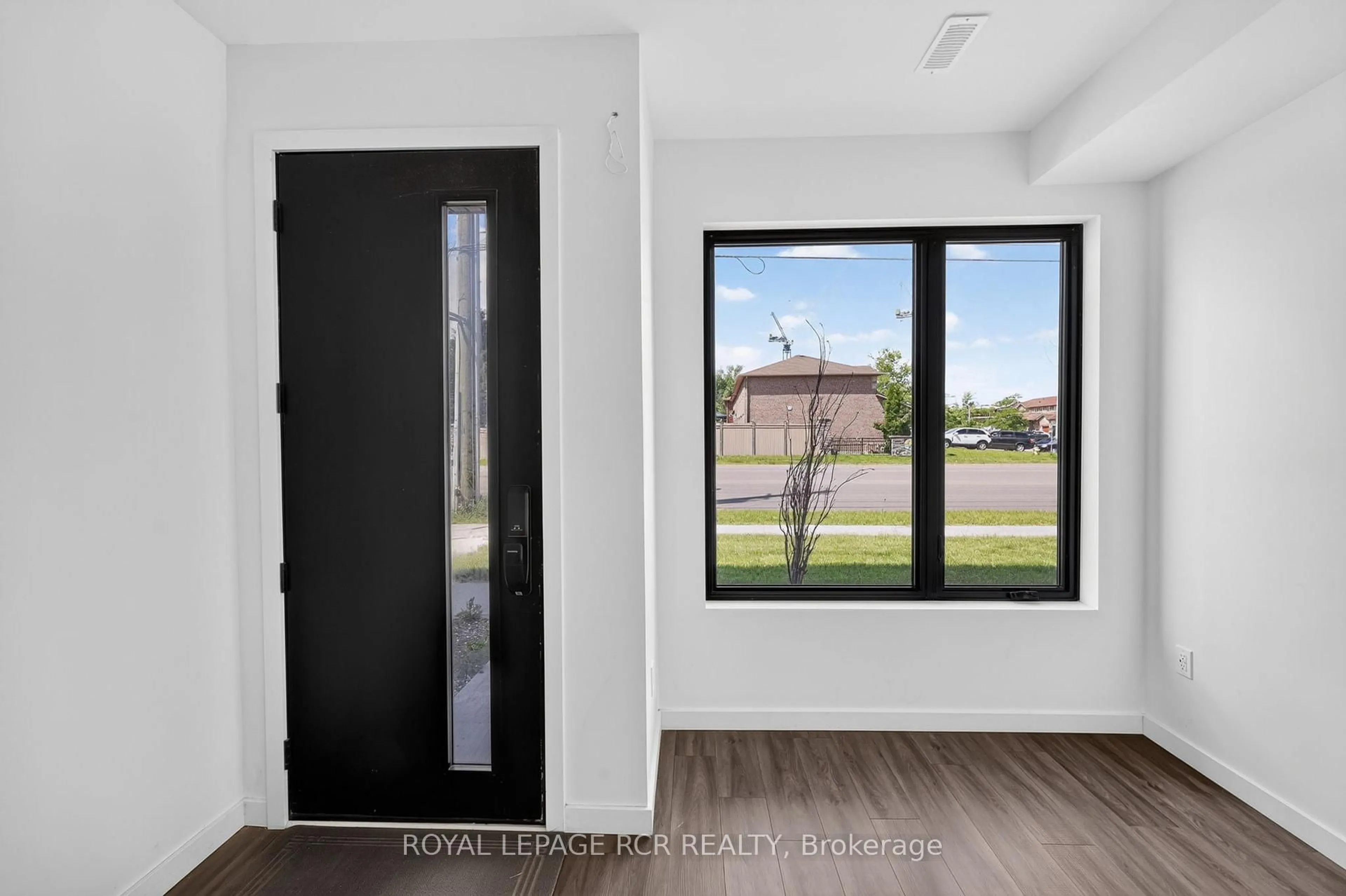 Indoor entryway for 31 Rainwater Lane, Barrie Ontario L4N 9J6