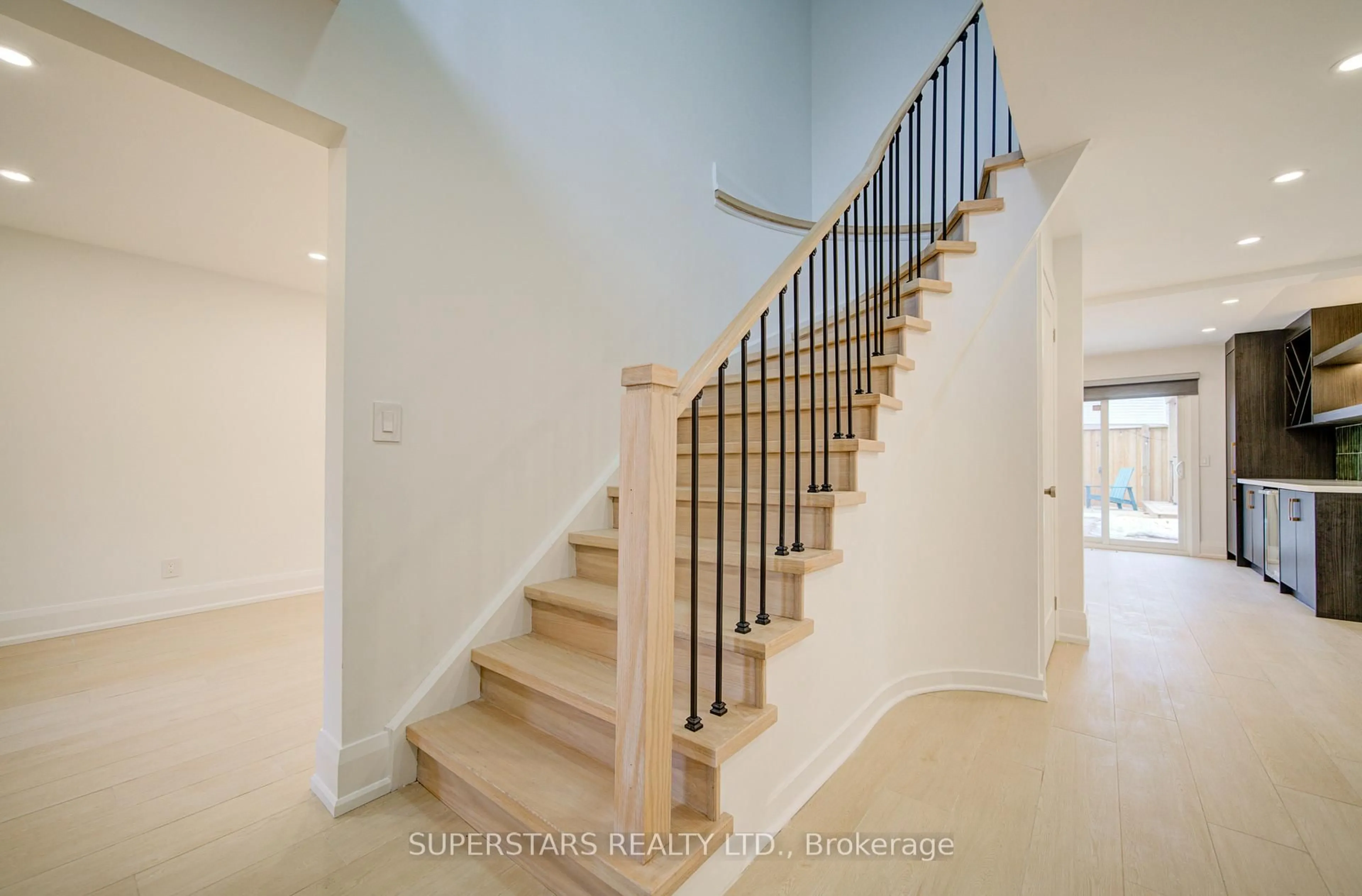 Stairs for 163 Brucker Rd, Barrie Ontario L4N 8R8