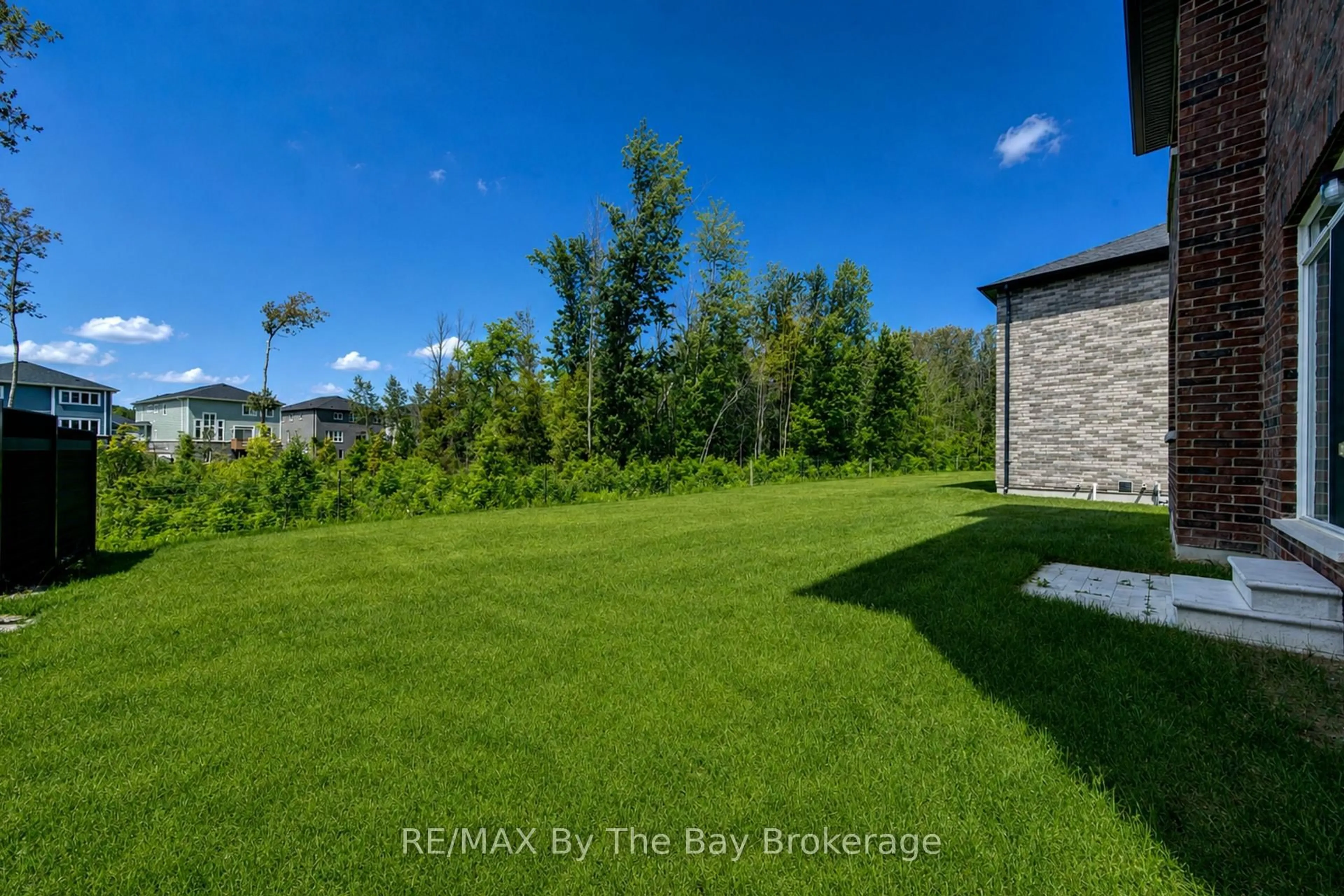 A pic from outside/outdoor area/front of a property/back of a property/a pic from drone, unknown for 18 Amber Dr, Wasaga Beach Ontario L9Z 0R9