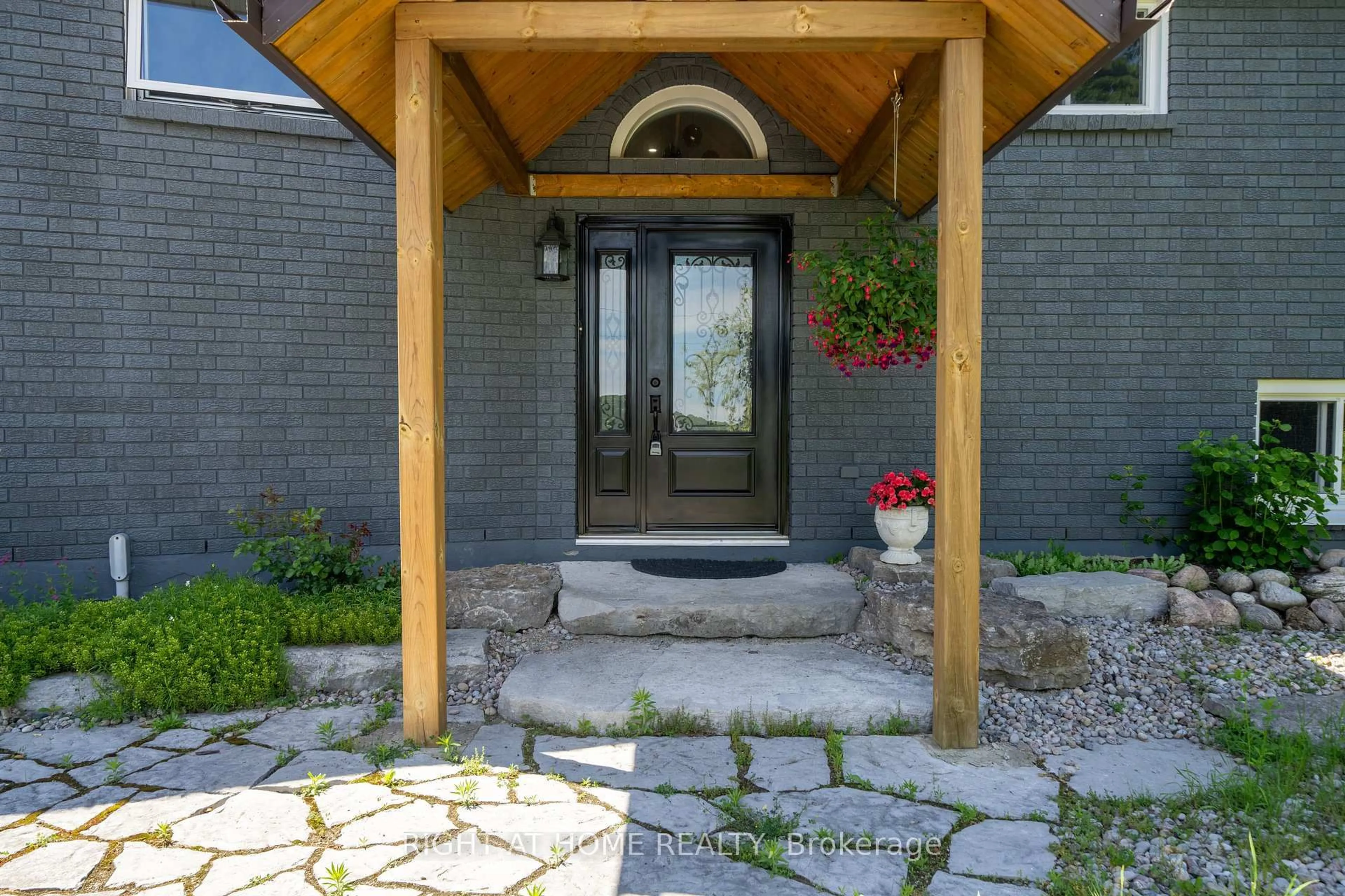 Indoor entryway for 560 Concession Road 15, Tiny Ontario L9M 0K4