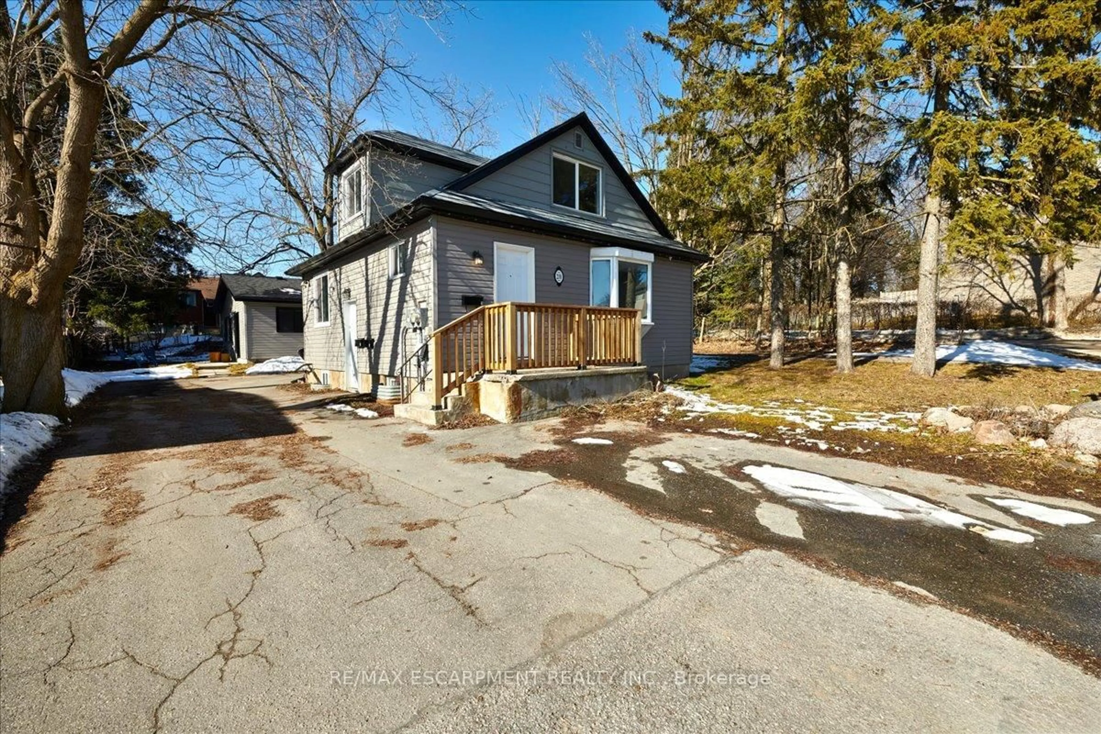 A pic from outside/outdoor area/front of a property/back of a property/a pic from drone, street for 210 Owen St ##1, #2, #3, Barrie Ontario L4M 3J2