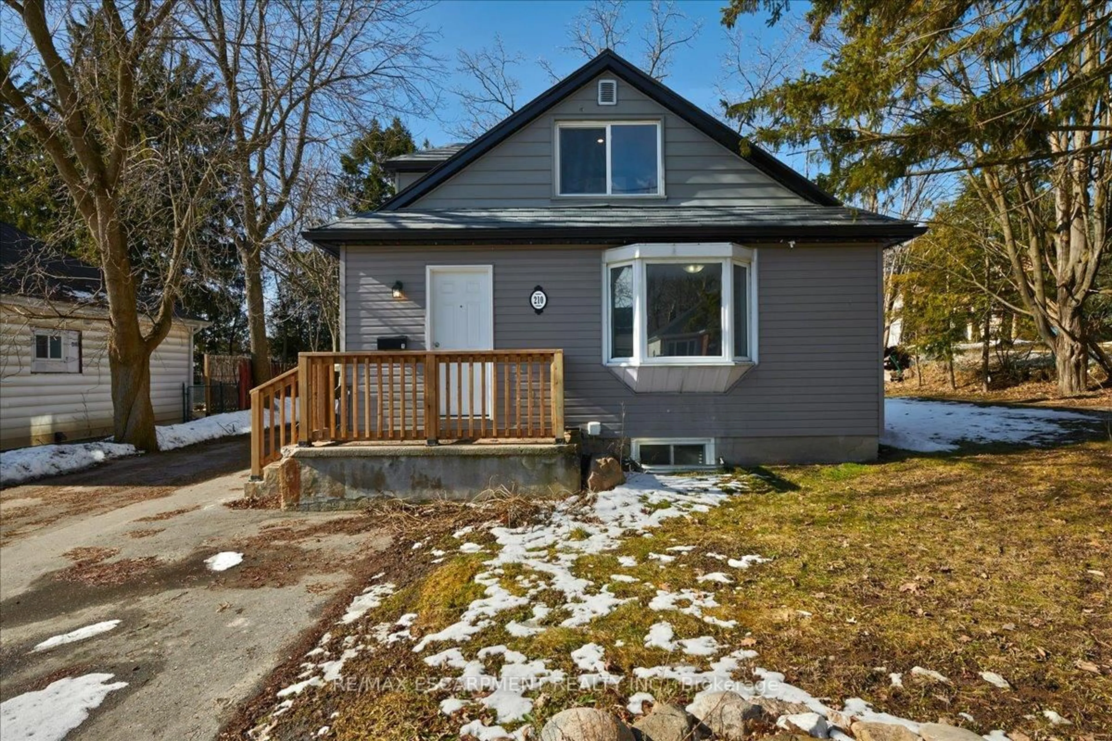 Unknown for 210 Owen St ##1, #2, #3, Barrie Ontario L4M 3J2
