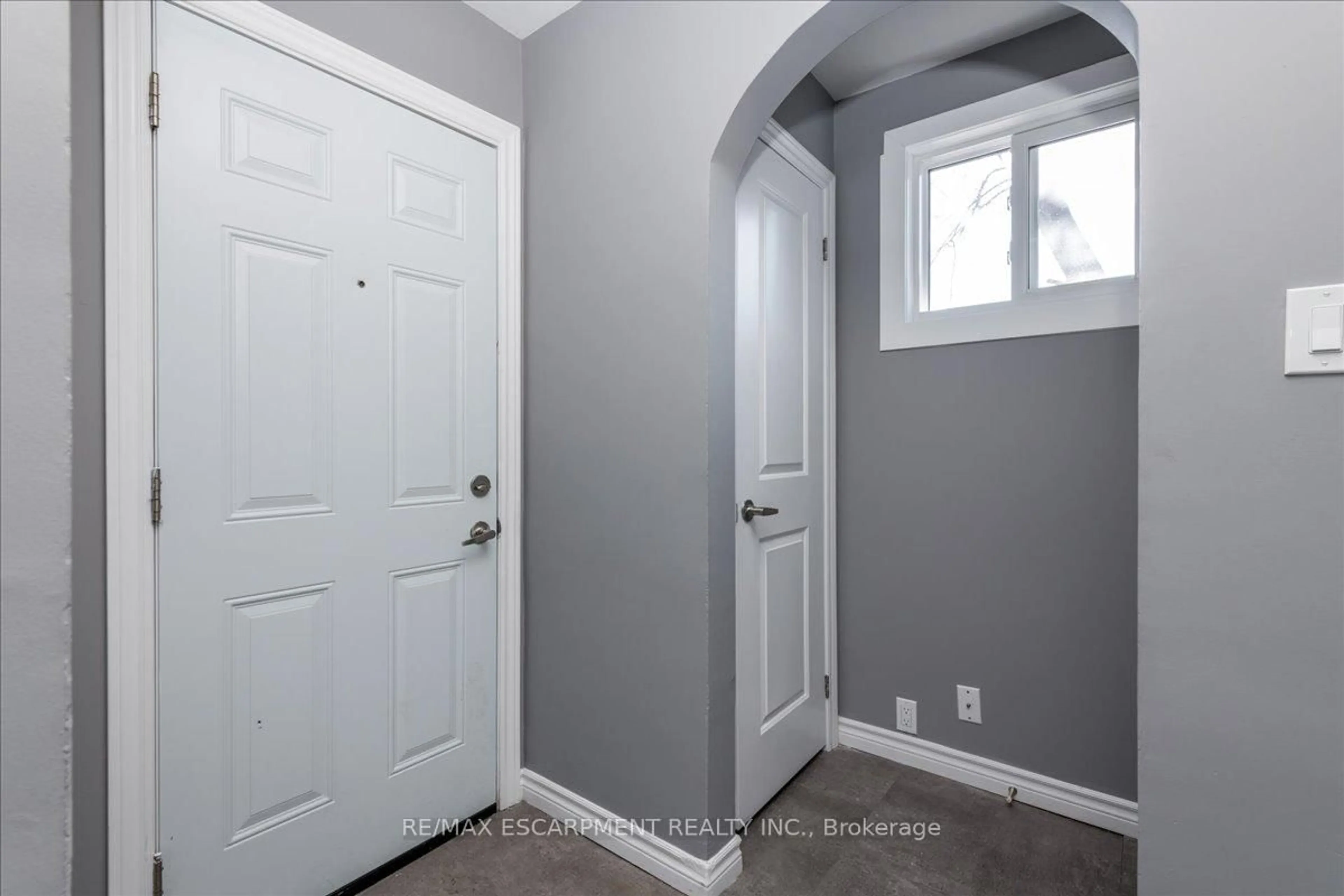 Indoor entryway for 210 Owen St ##1, #2, #3, Barrie Ontario L4M 3J2