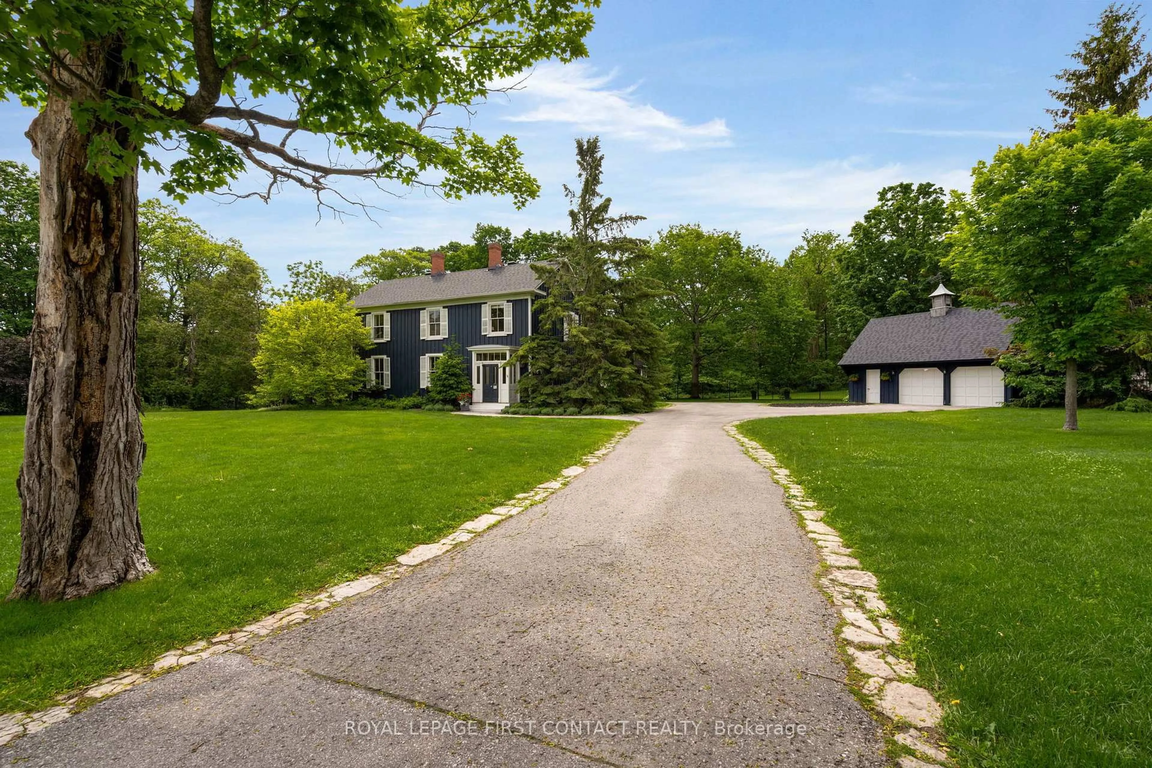A pic from outside/outdoor area/front of a property/back of a property/a pic from drone, street for 311 Tollendal Mill Rd, Barrie Ontario L4N 7S6