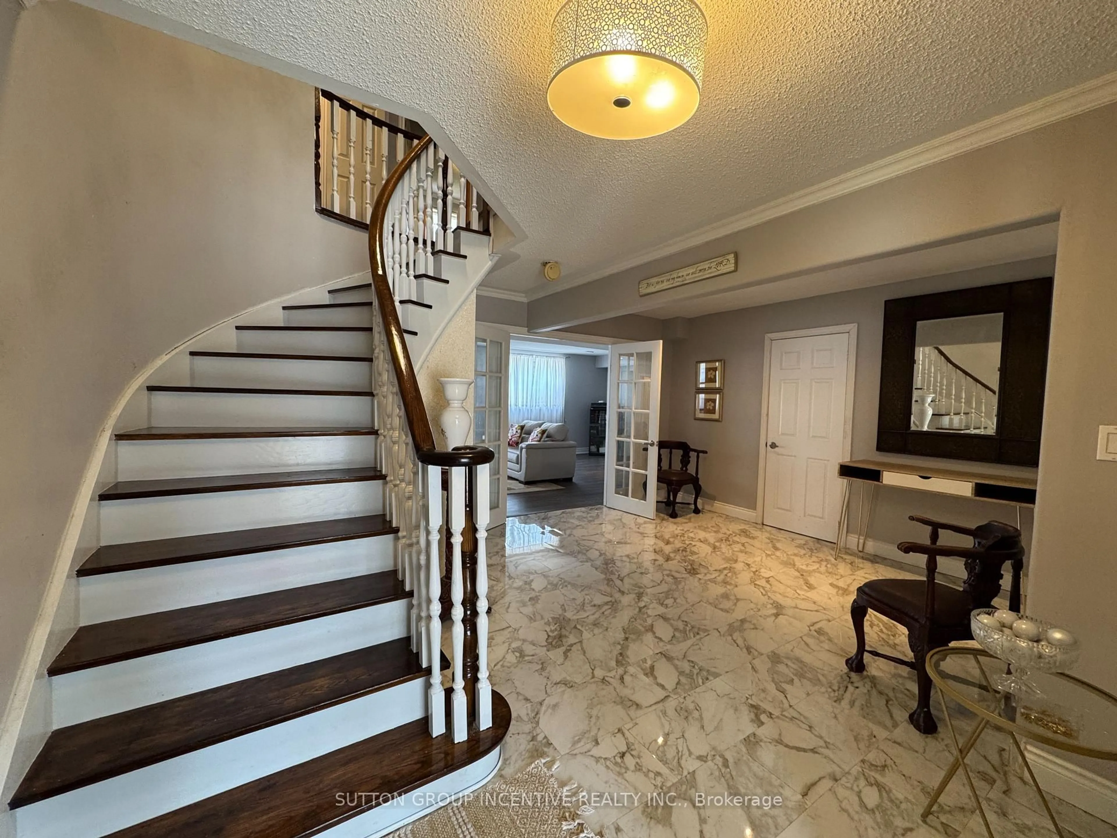 Indoor foyer for 10 Celestine Crt, Tiny Ontario L9M 0H3