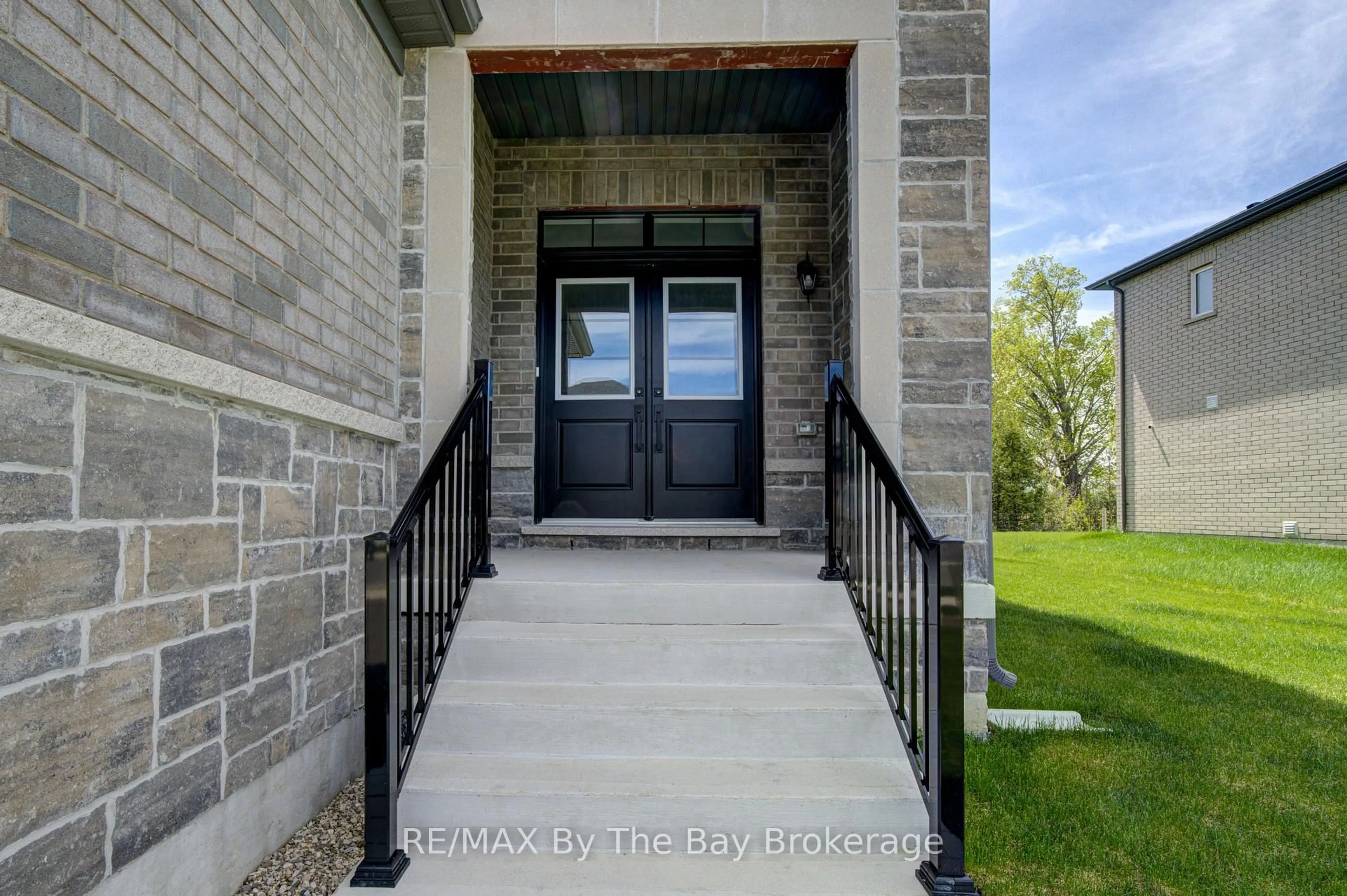 Indoor entryway for 56 Amber Dr, Wasaga Beach Ontario L9Z 0R9