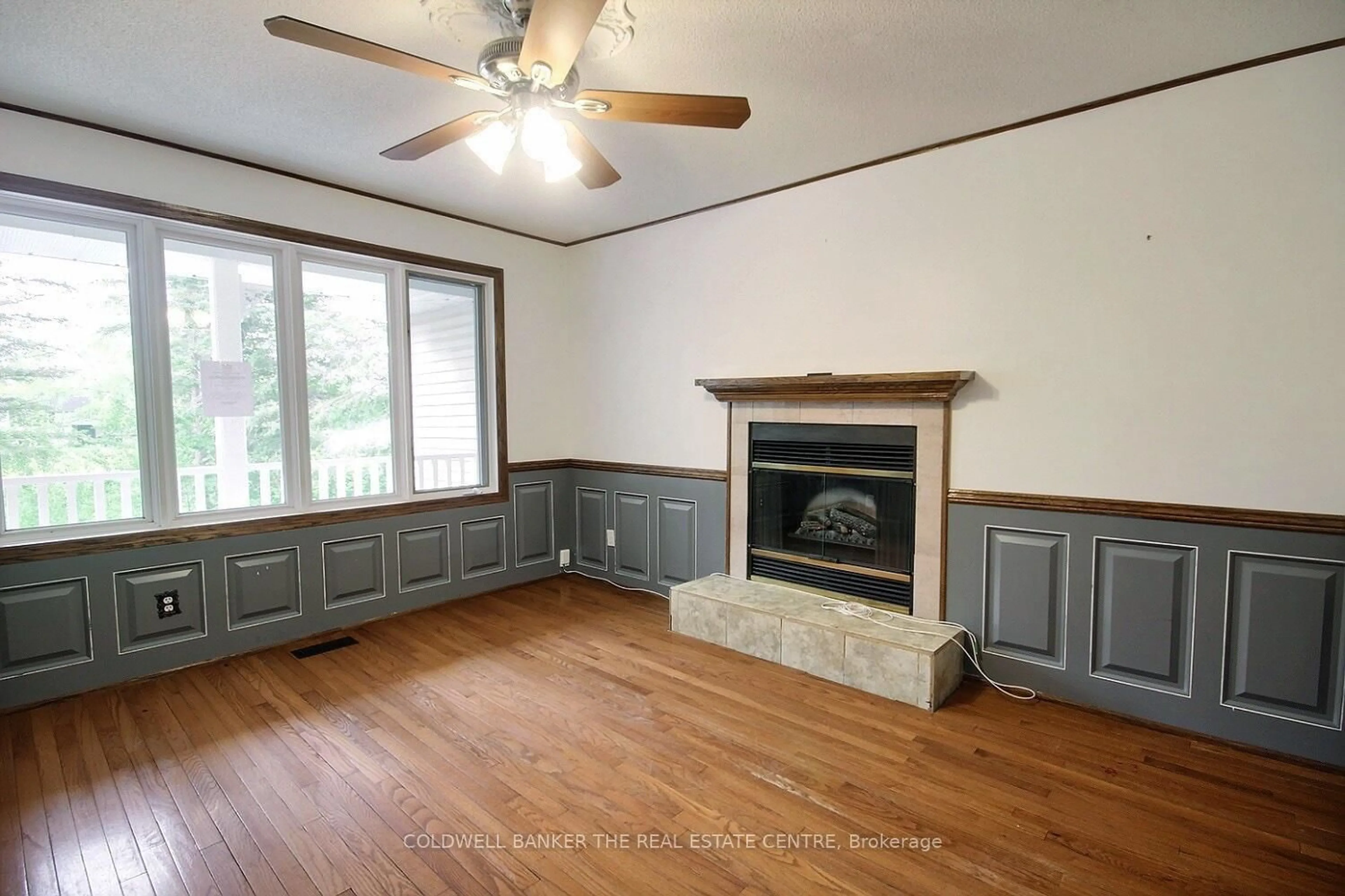 Living room with furniture, wood/laminate floor for 63 Scarlett Line, Oro-Medonte Ontario L0L 1V0