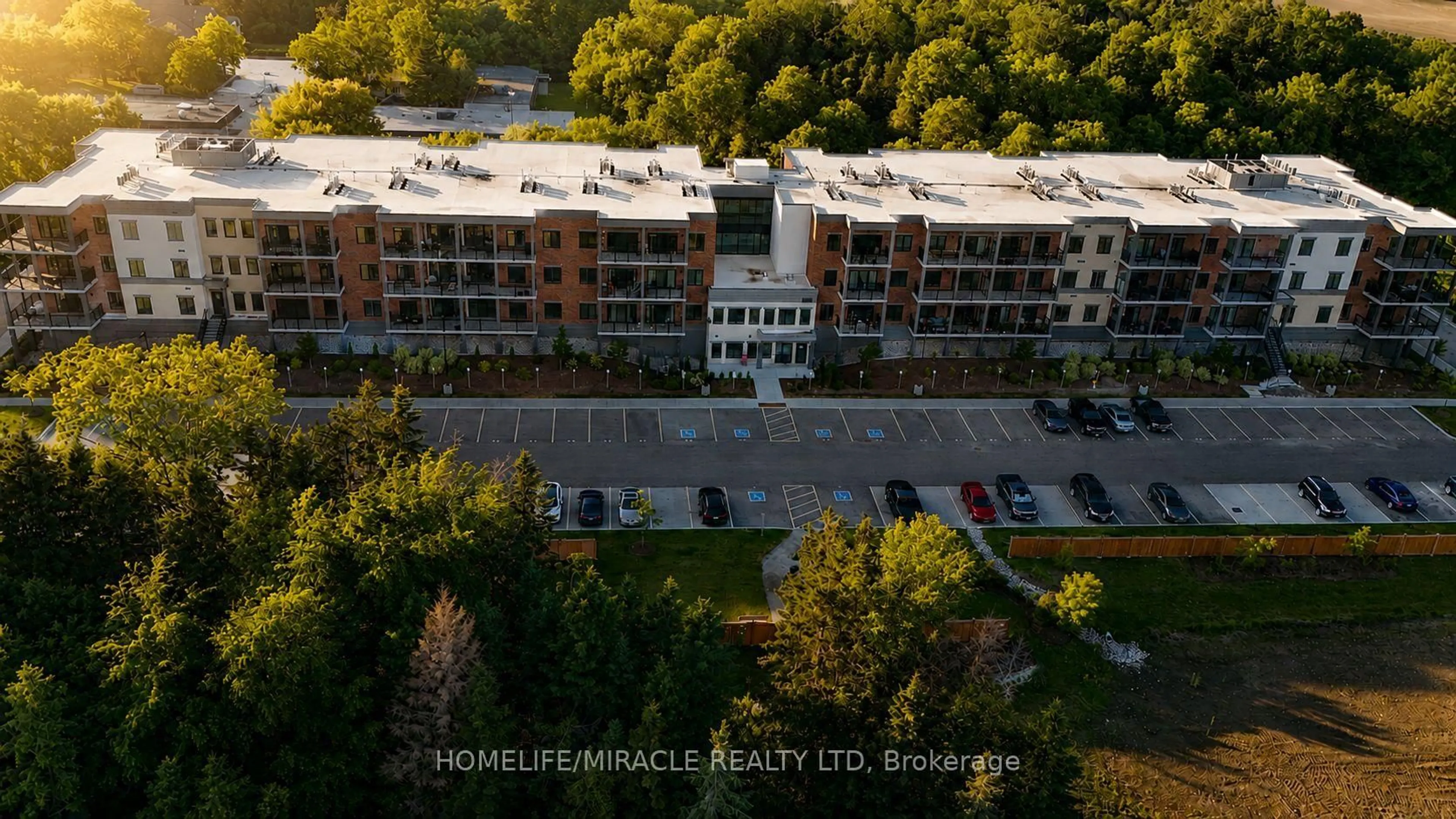 A pic from outside/outdoor area/front of a property/back of a property/a pic from drone, building for 121 Mary St #322, Clearview Ontario L0M 1G0