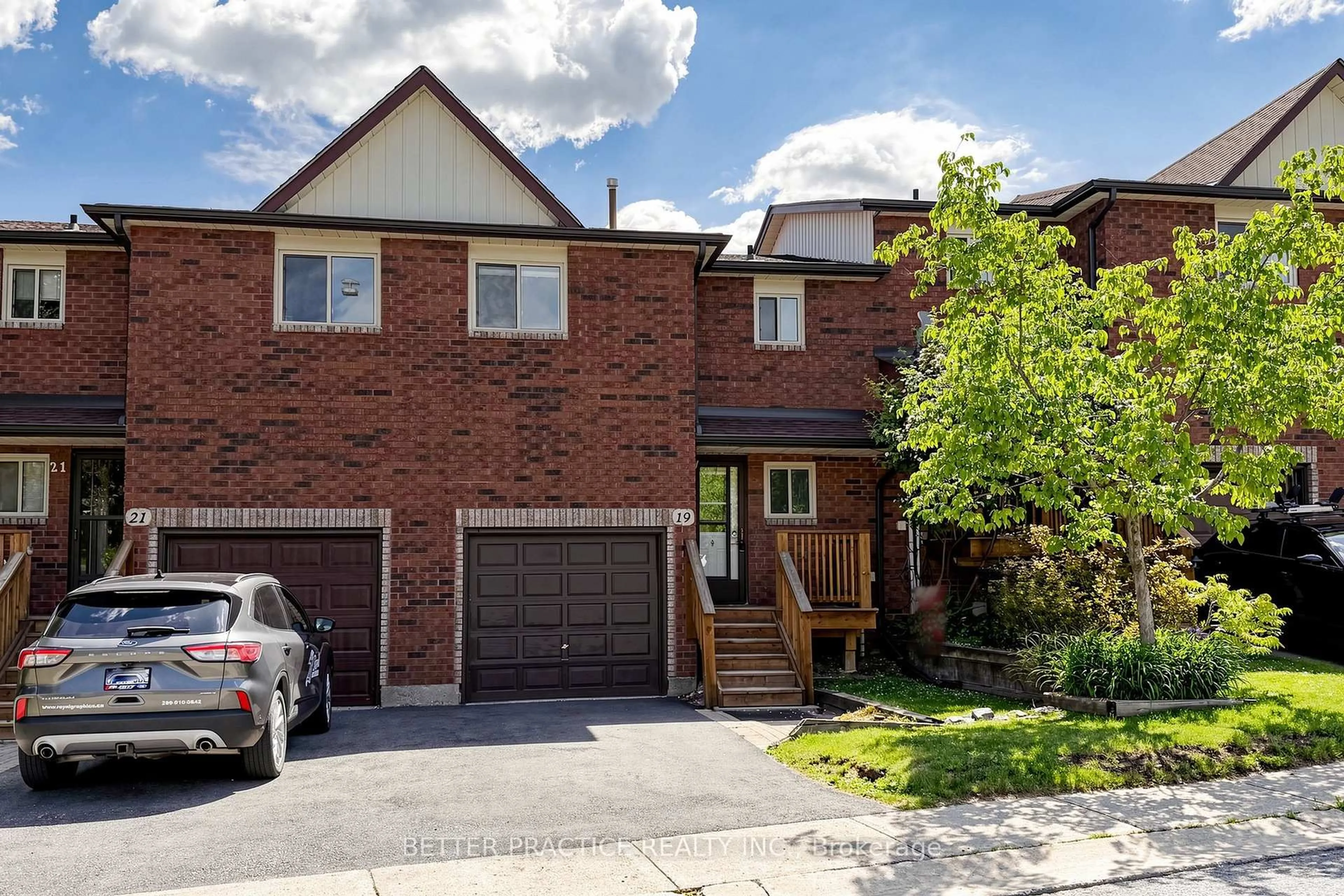 Home with brick exterior material, street for 19 Sawmill Rd, Barrie Ontario L4N 6X3
