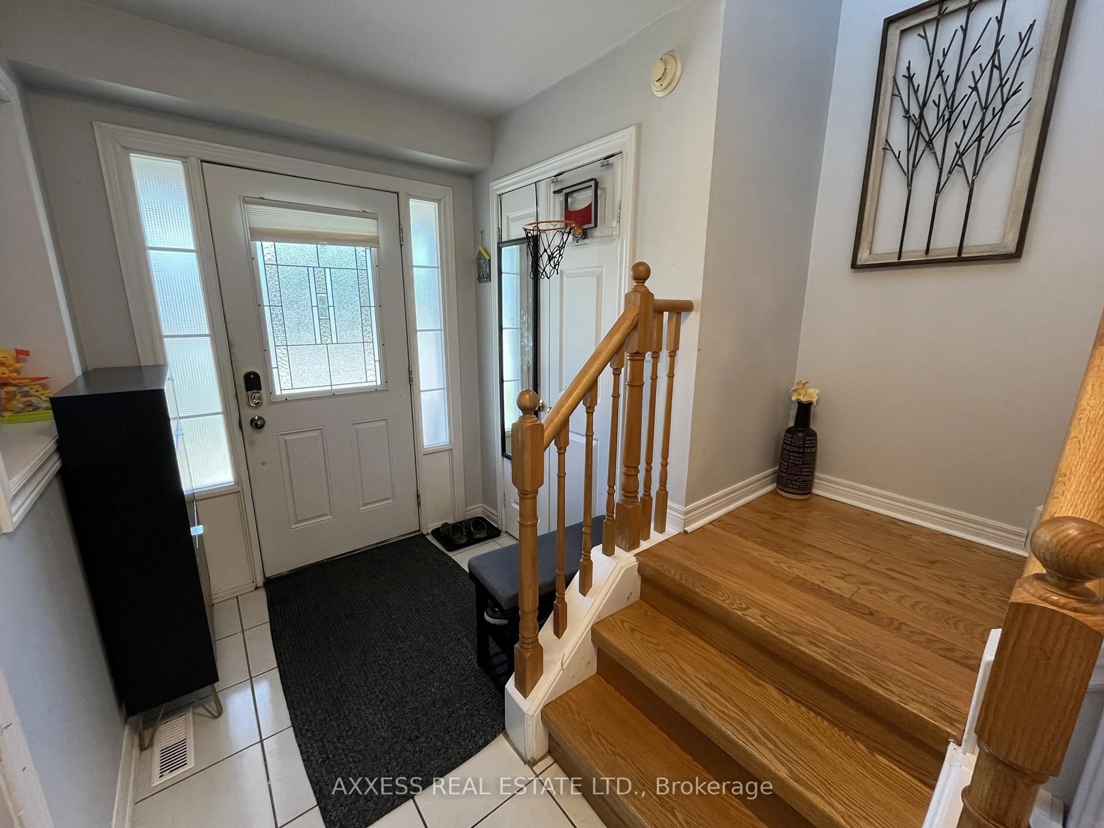 Indoor entryway for 234 Esther Dr, Barrie Ontario L4N 0G3