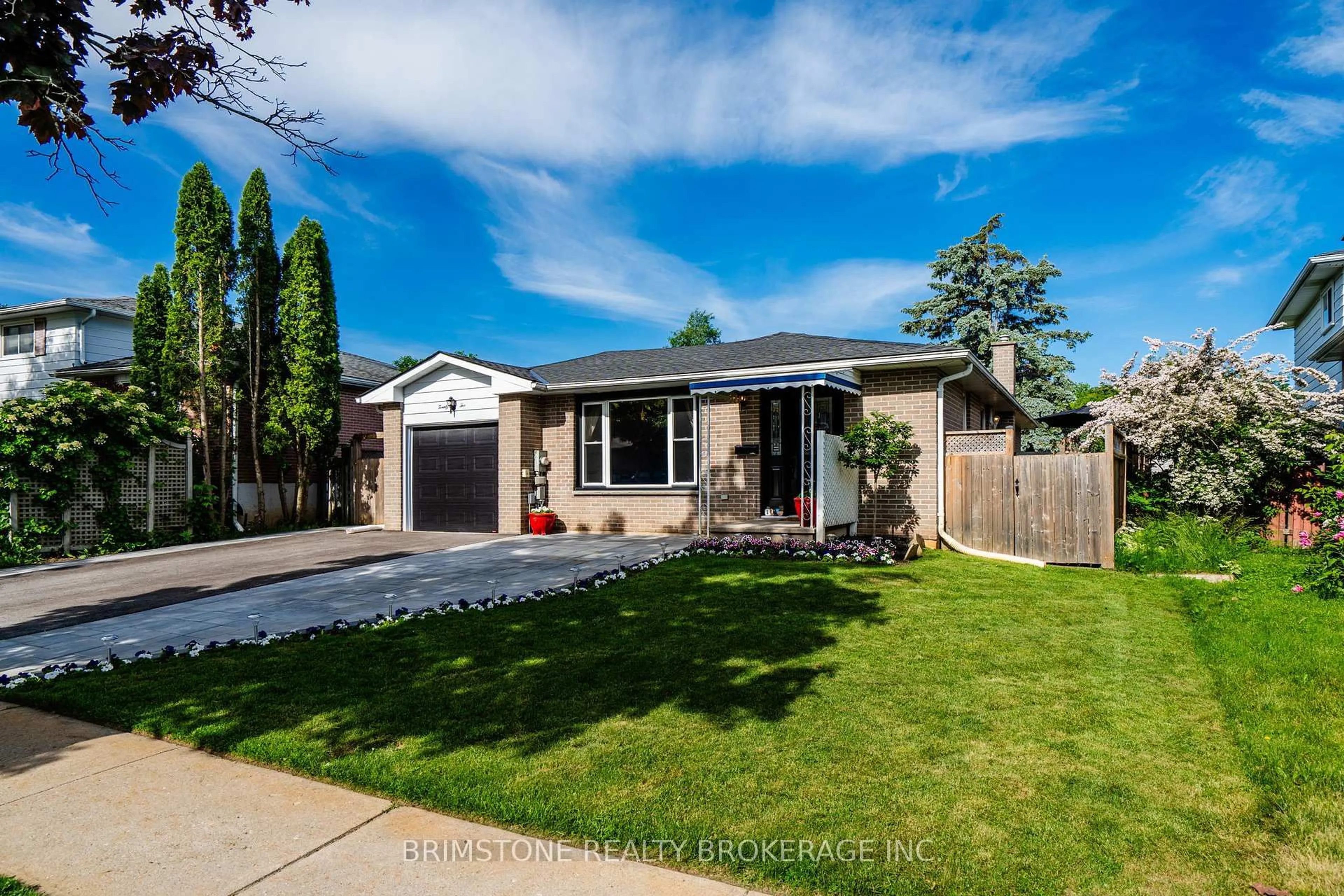Home with brick exterior material, street for 22 Lonsdale Pl, Barrie Ontario L4M 4J1