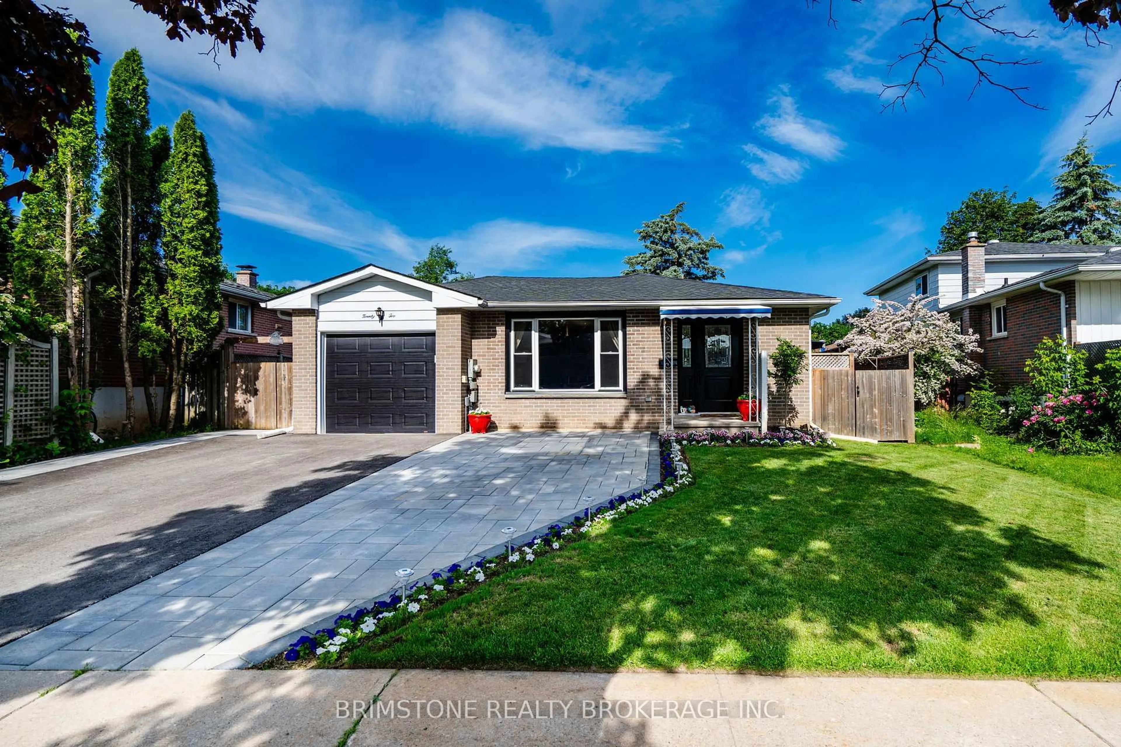 Home with brick exterior material, street for 22 Lonsdale Pl, Barrie Ontario L4M 4J1