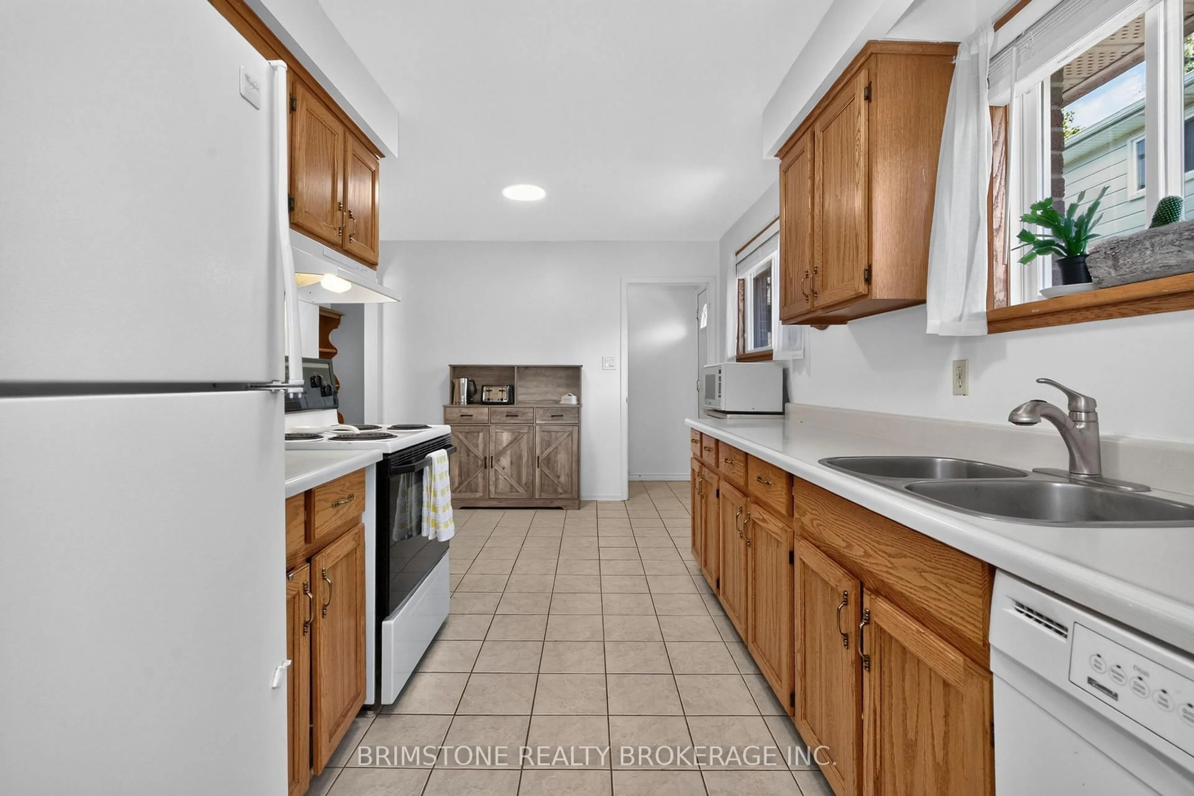 Standard kitchen, ceramic/tile floor for 22 Lonsdale Pl, Barrie Ontario L4M 4J1