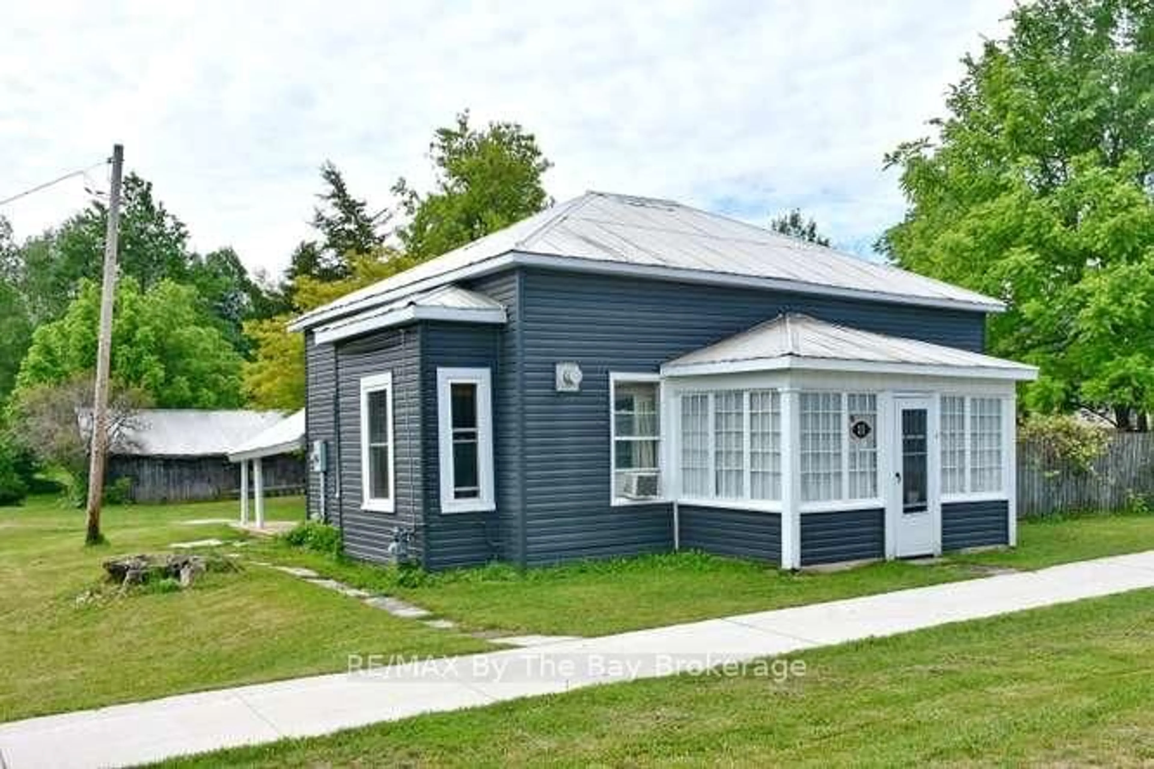 Home with vinyl exterior material, building for 11 Edward St, Clearview Ontario L0M 1G0