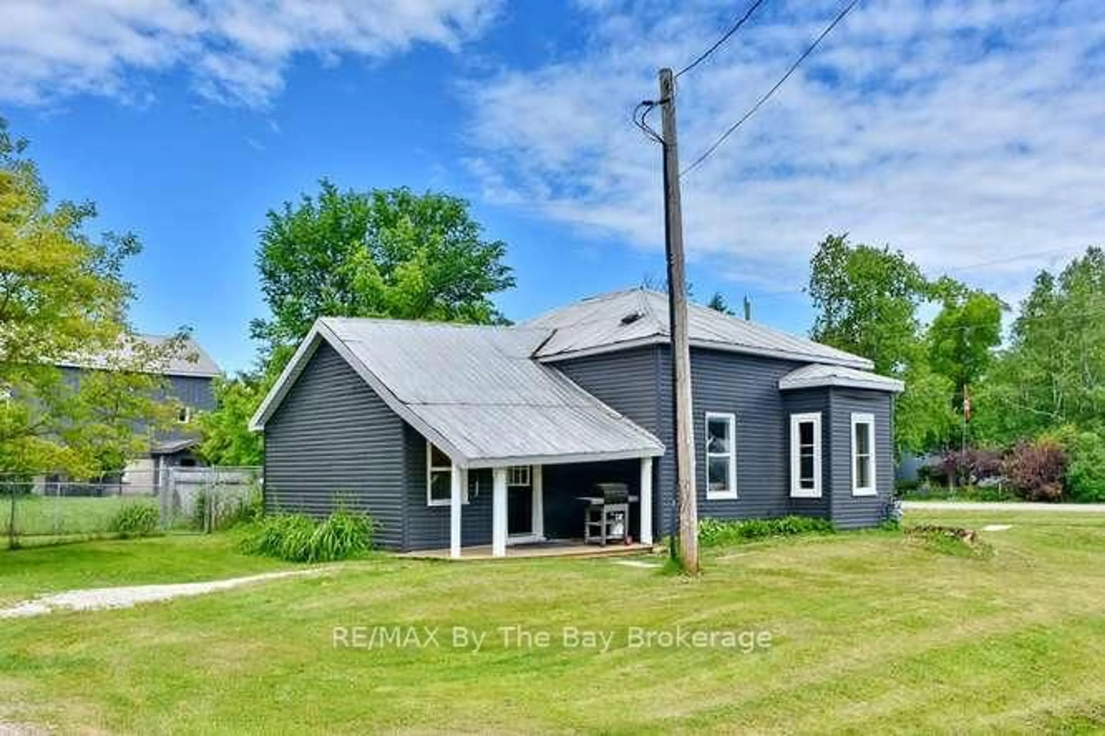 A pic from outside/outdoor area/front of a property/back of a property/a pic from drone, building for 11 Edward St, Clearview Ontario L0M 1G0
